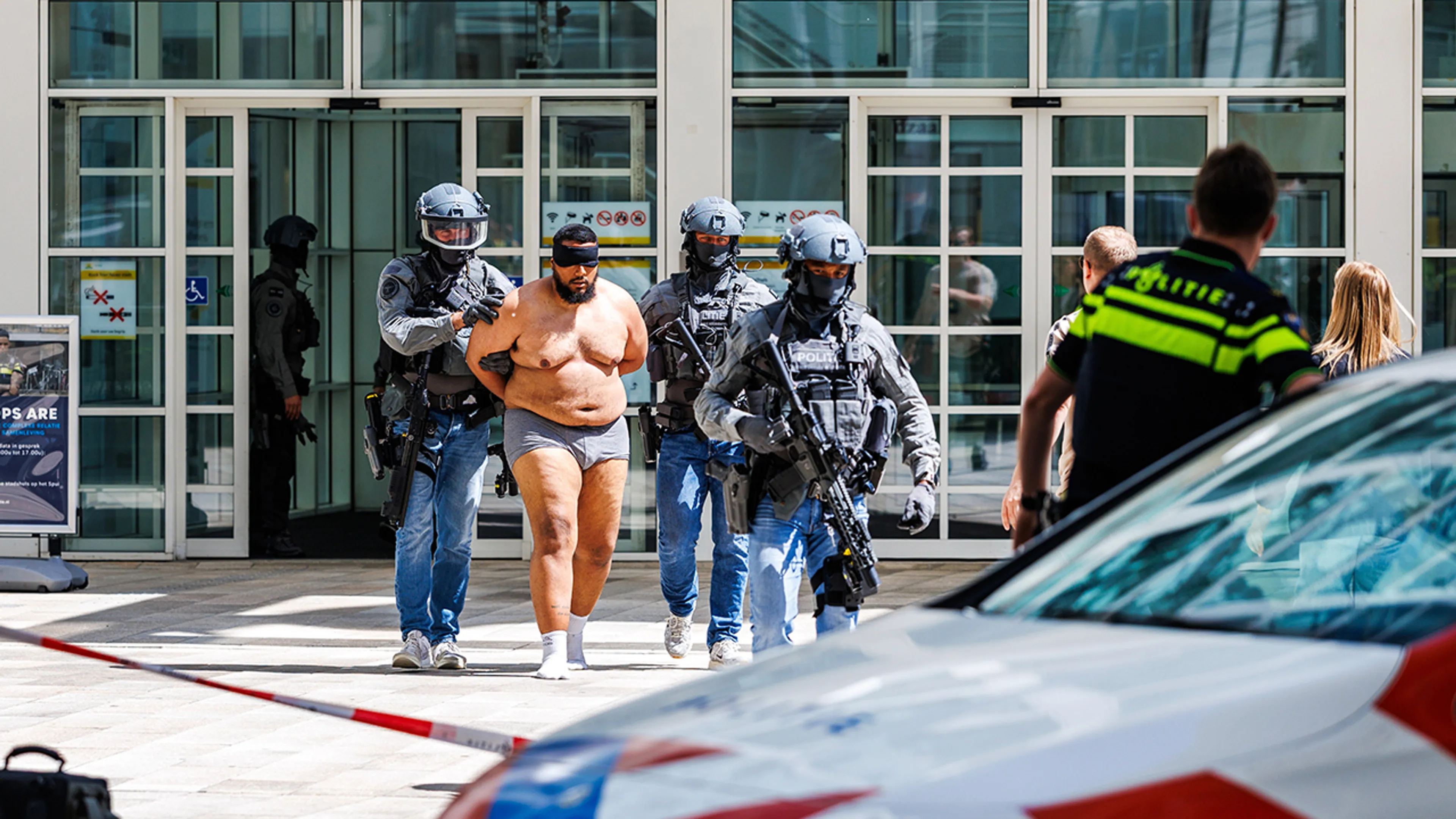 Man aangehouden door zwaarbewapende agenten om verdachte situatie stadhuis Den Haag
