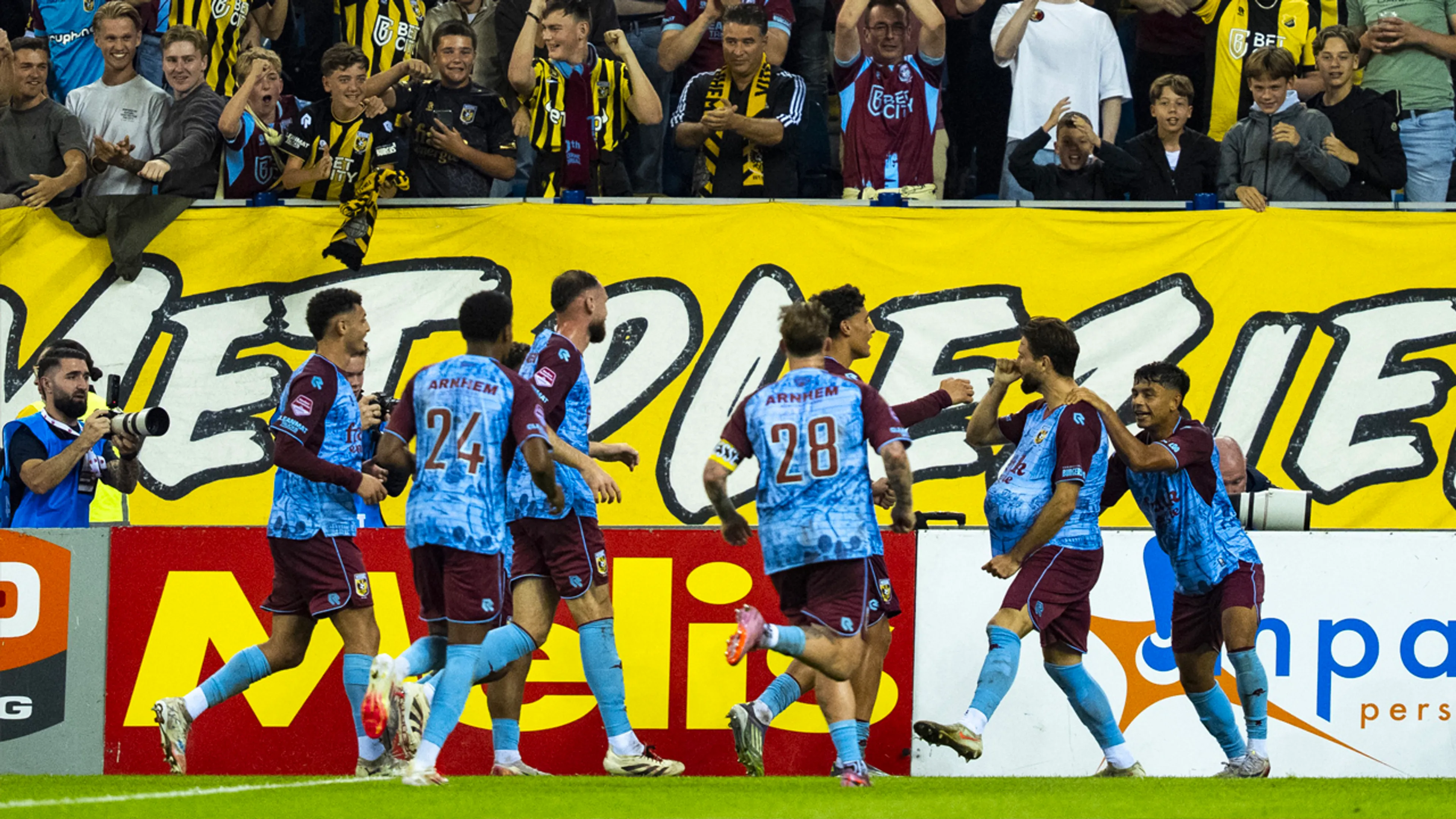 Prachtige avond voor Vitesse: eerste zege van het seizoen in uitverkochte GelreDome