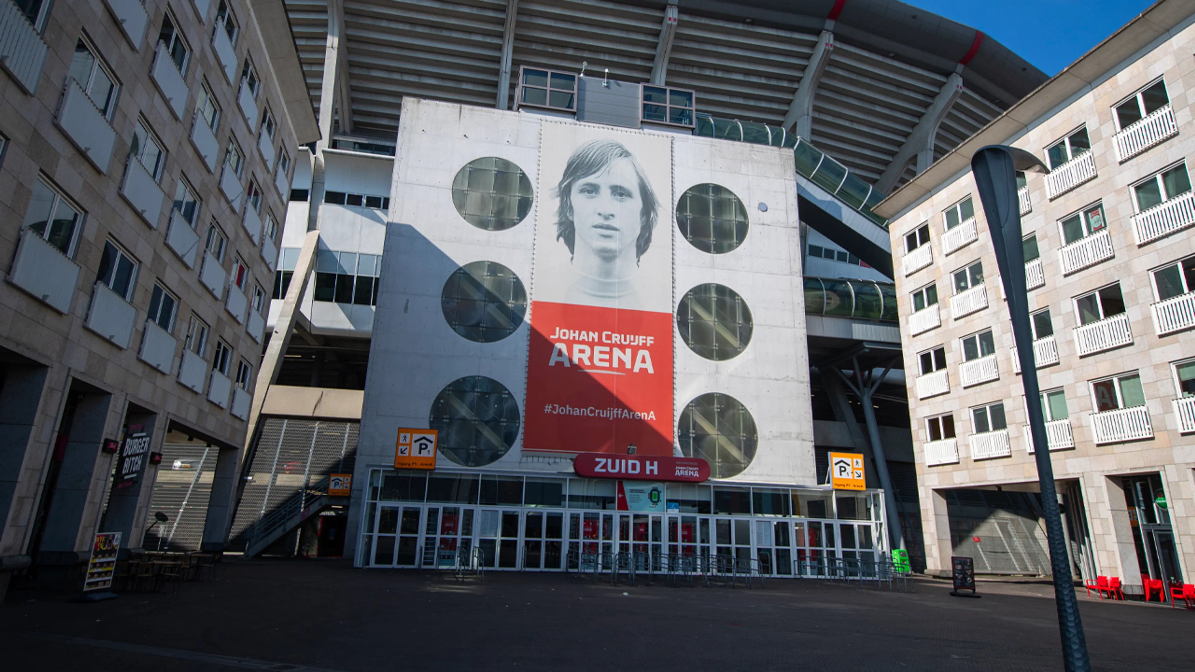 Johan Cruijff op verjaardag geëerd met bronzen beeld in ArenA