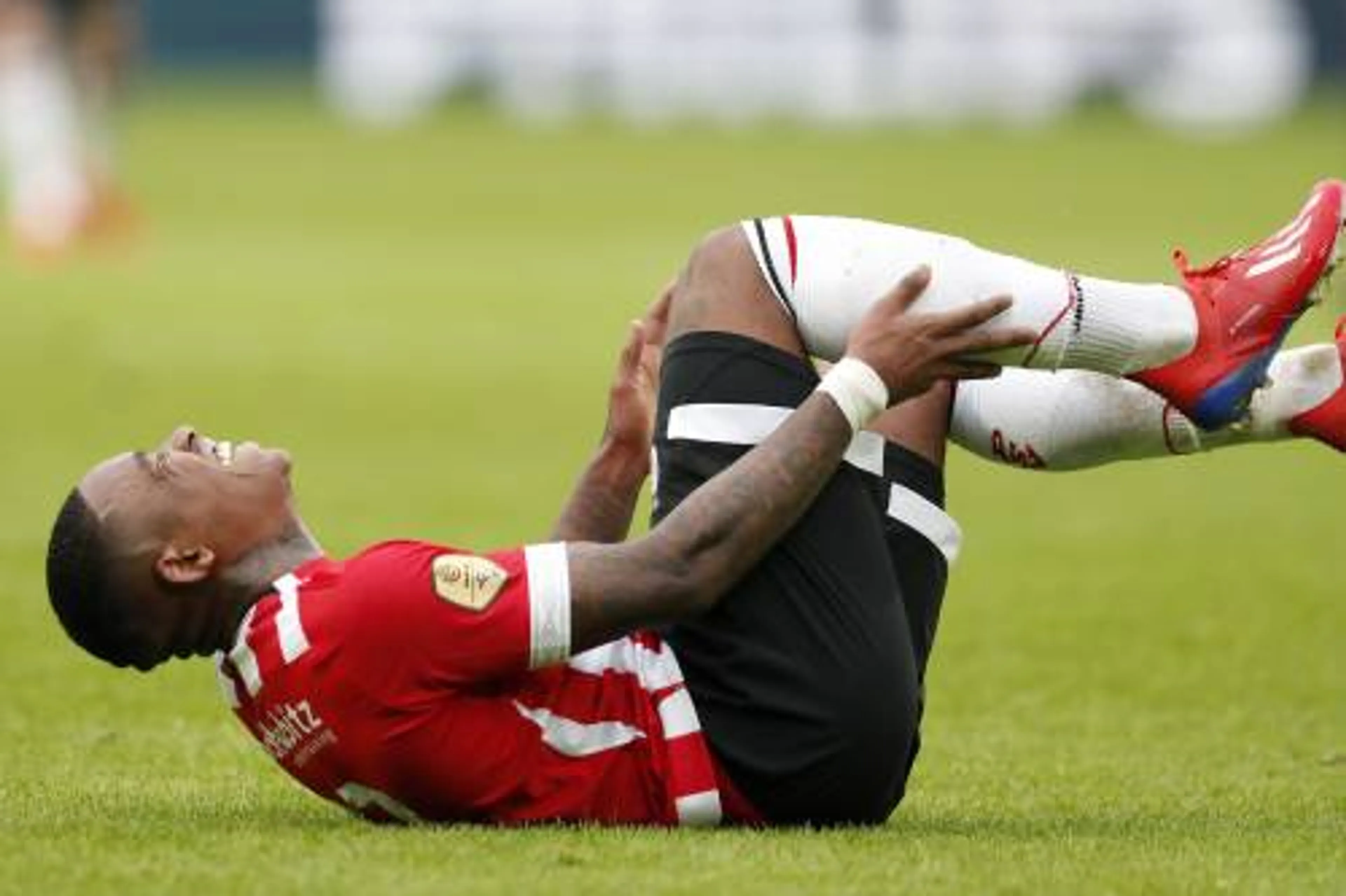 PSV'er Bergwijn naar ziekenhuis