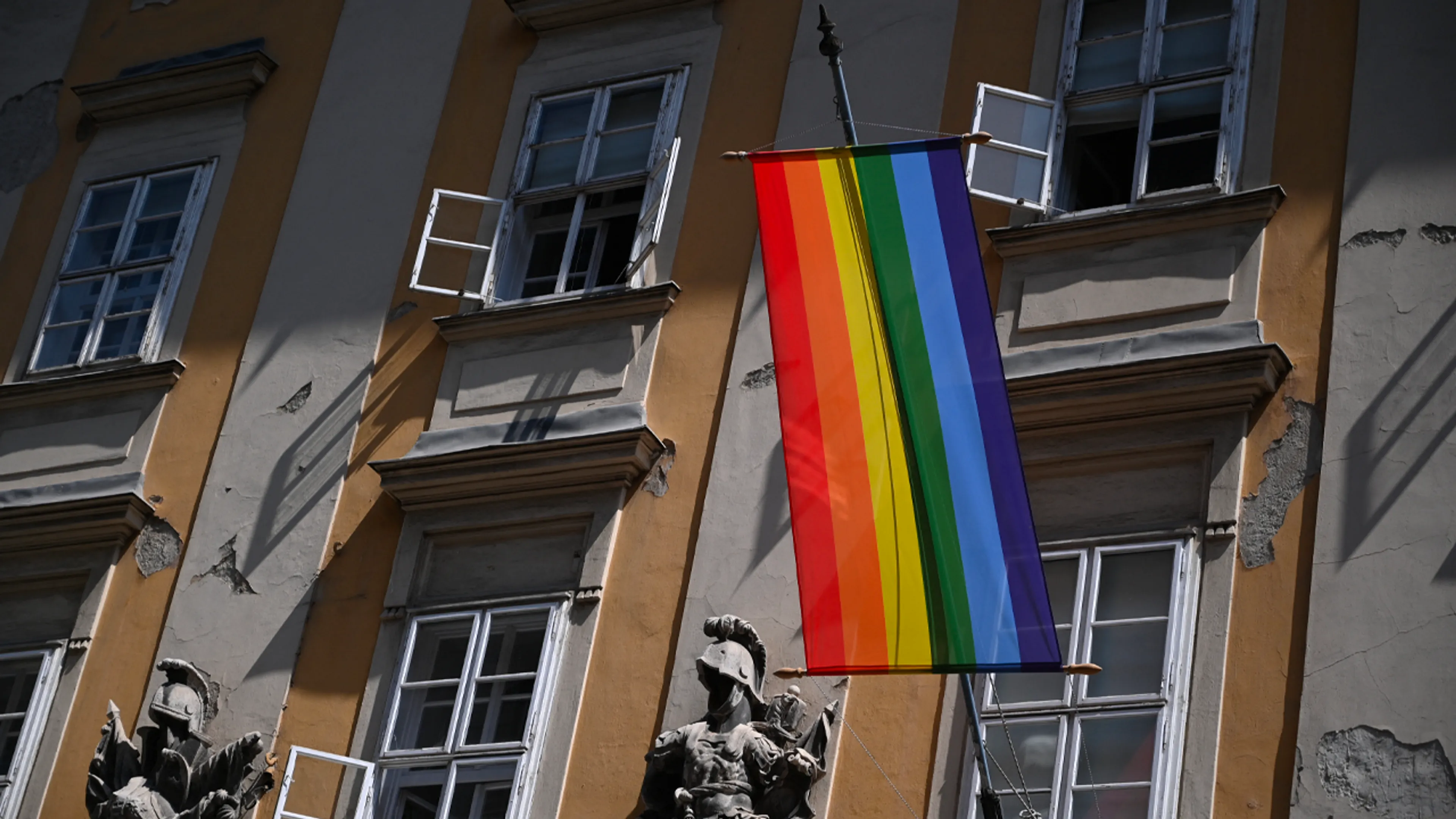 Hongaarse premier Orbán verbiedt lhbti-symbolen op overheidsgebouwen vlak voor start Pride
