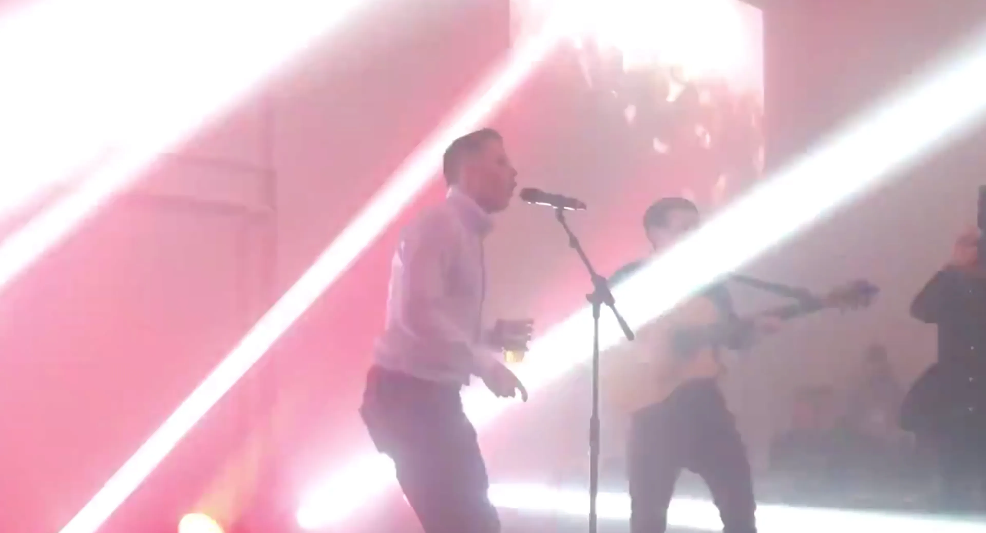 Jamie Carragher zingt Virgil van Dijk toe