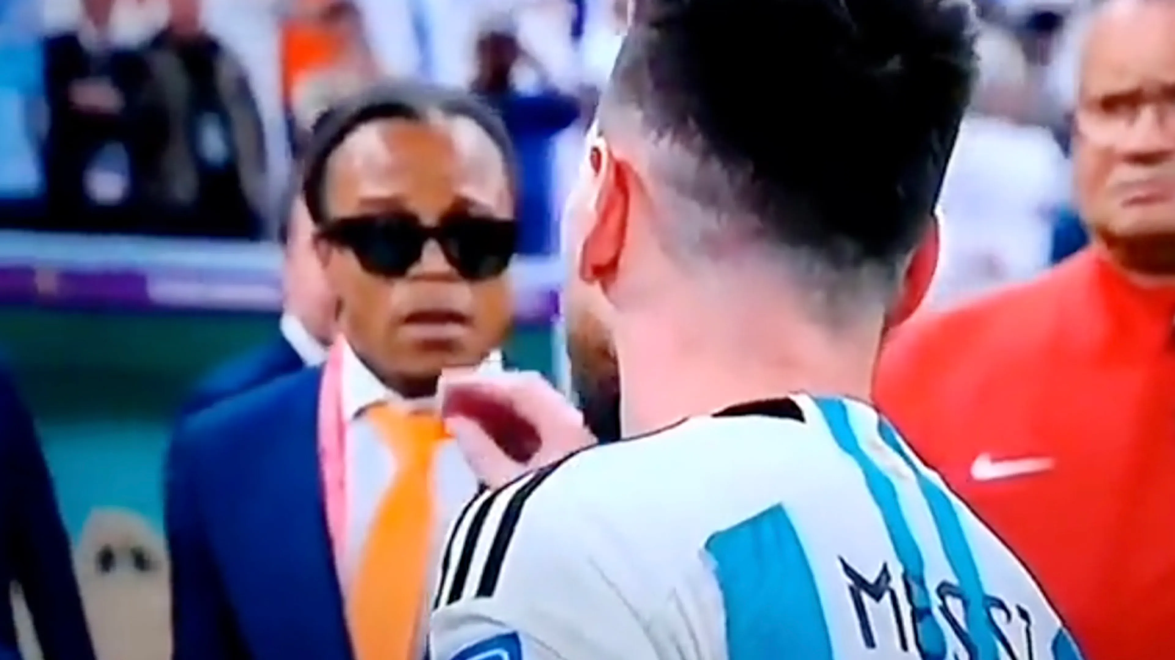 Video: Messi zoekt confrontatie met Van Gaal en heeft woordenwisseling met Weghorst