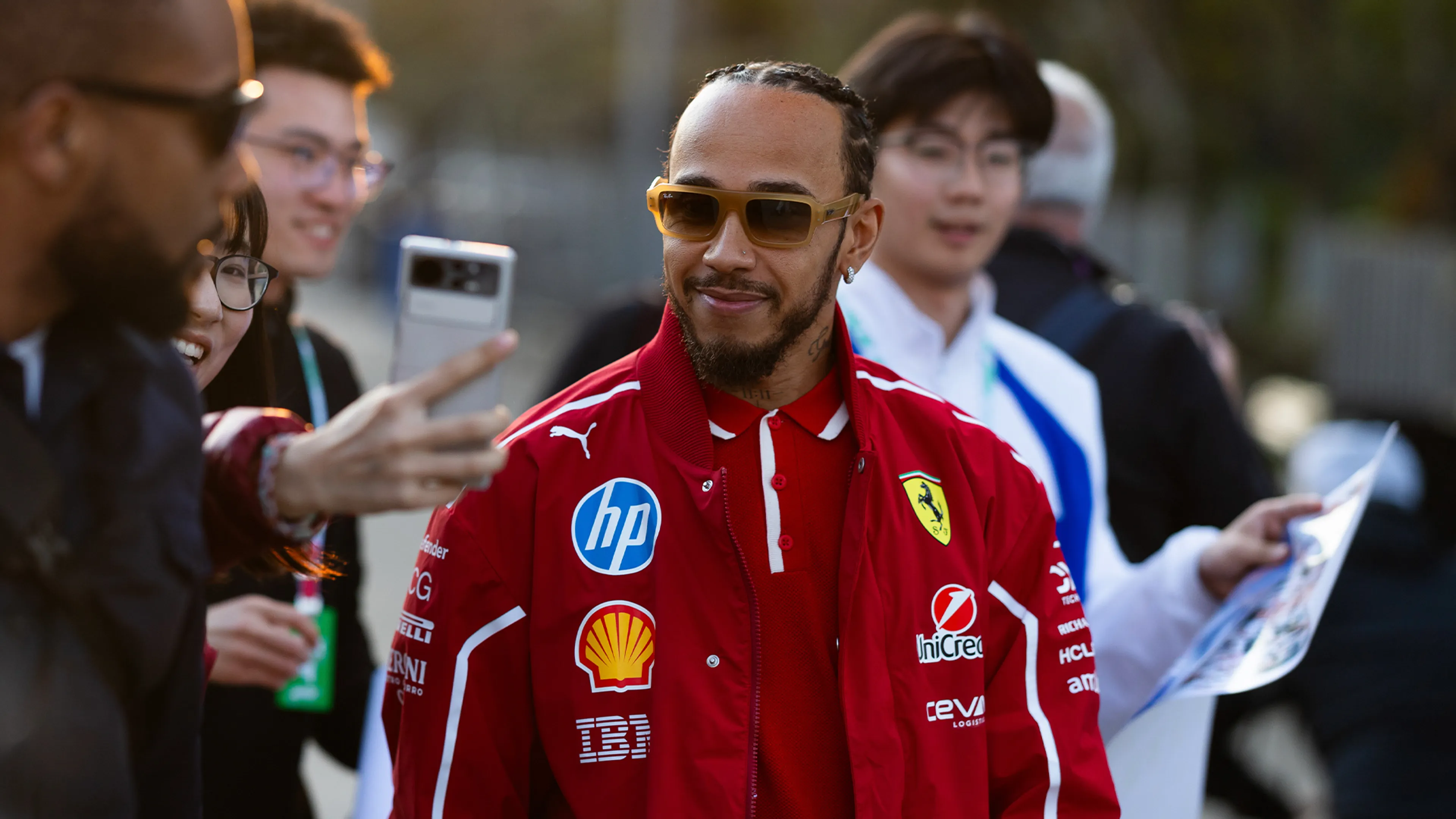 Hamilton is sneller dan Verstappen en McLarens en scoort eerste pole position