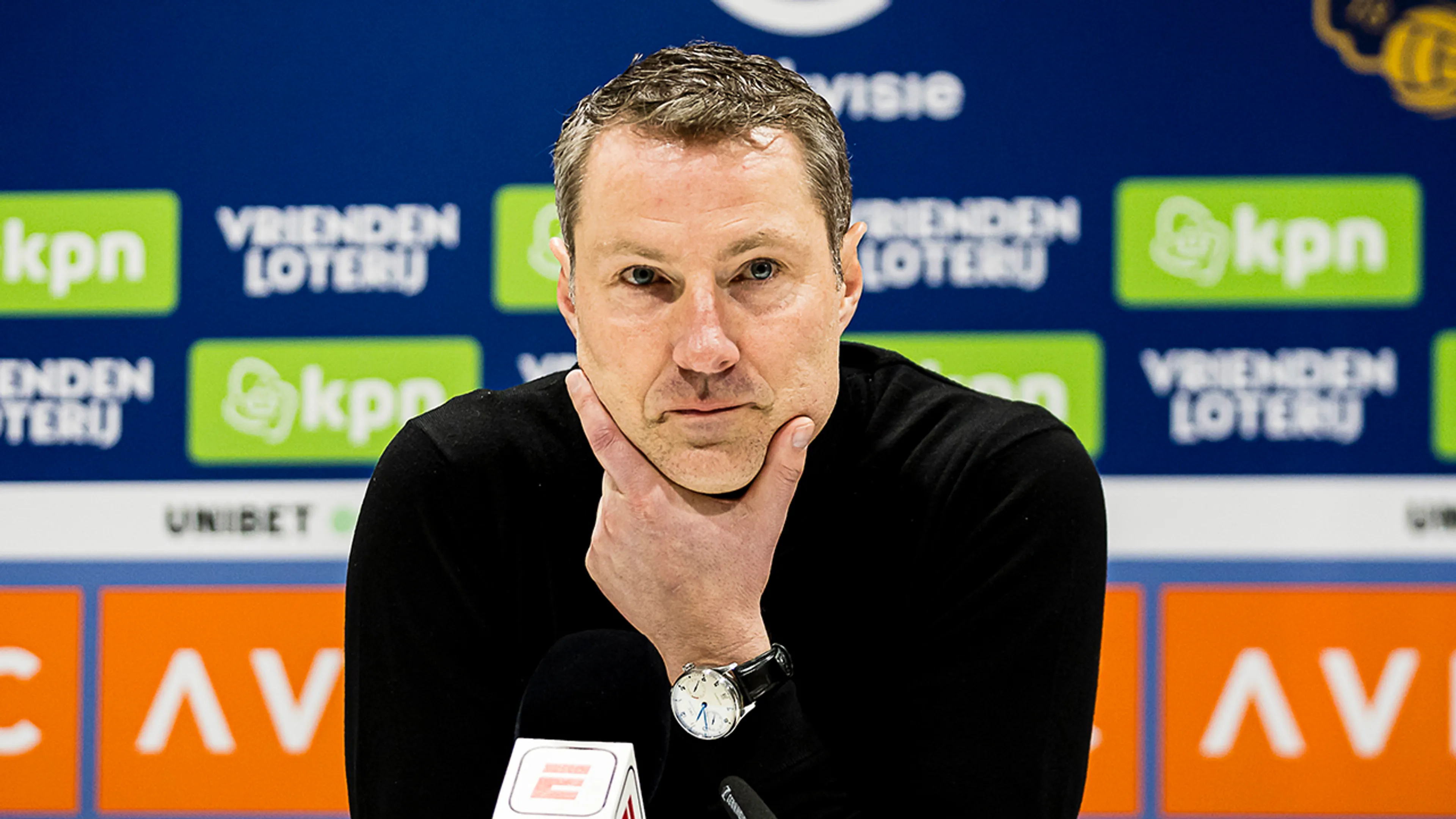'Priske is dead man walking bij Feyenoord; namen Van Bronckhorst, Van Bommel en Ten Hag circuleren'