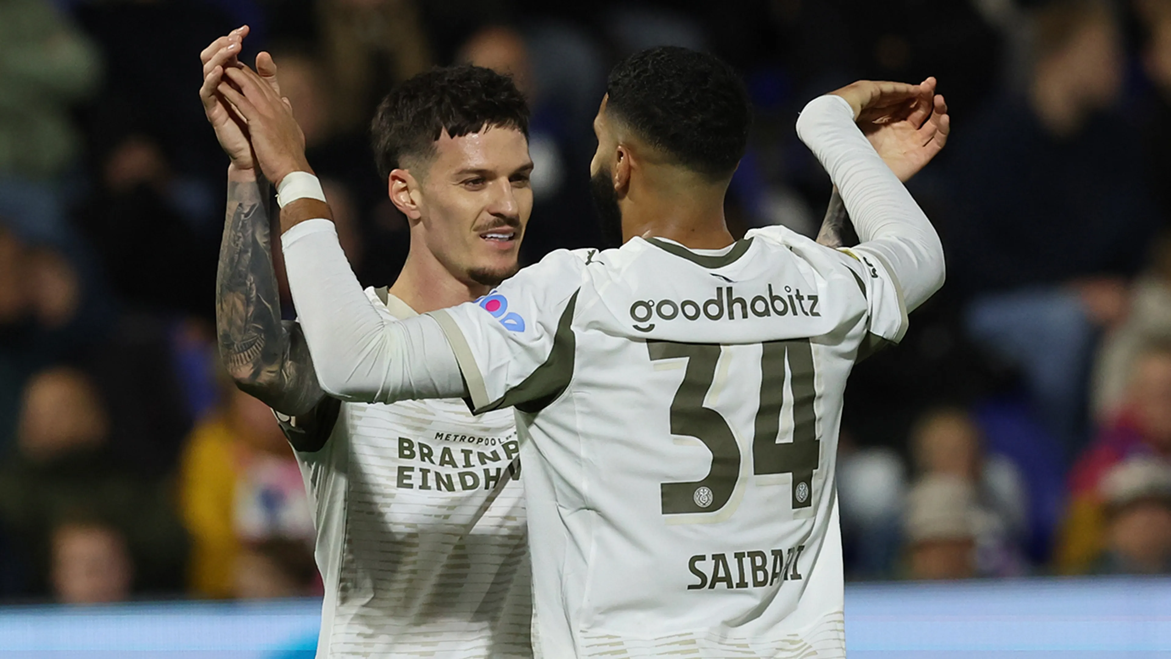 PSV heerst tegen PEC Zwolle en boekt vierde uitzege op rij