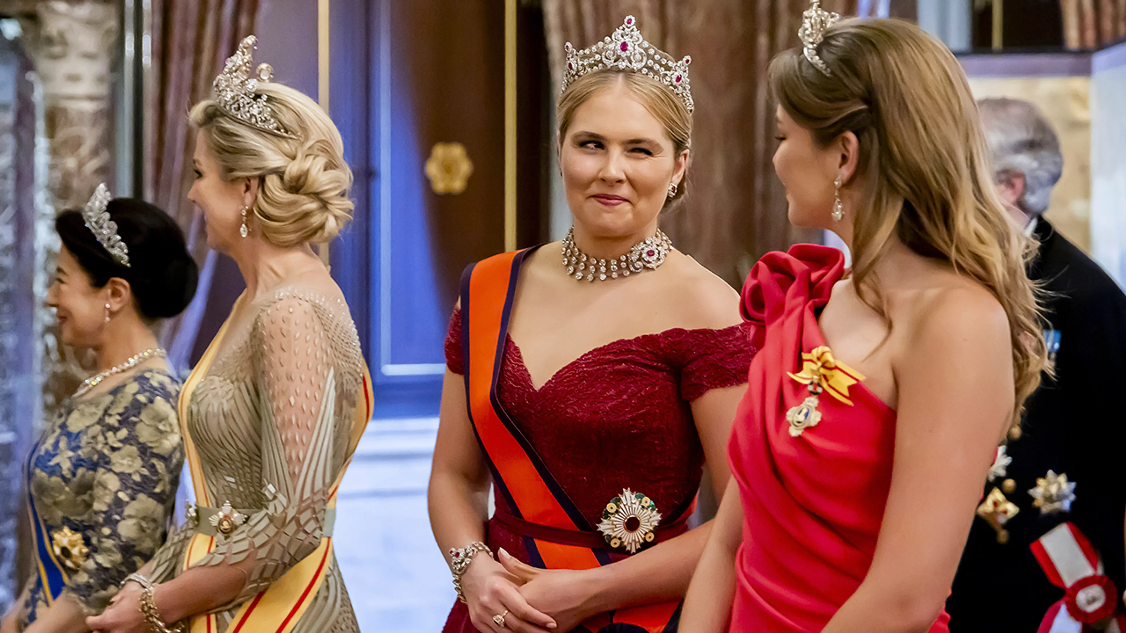 Prinses Amalia stelt Ariane gerust met veelzeggende knipoog tijdens staatsbanket