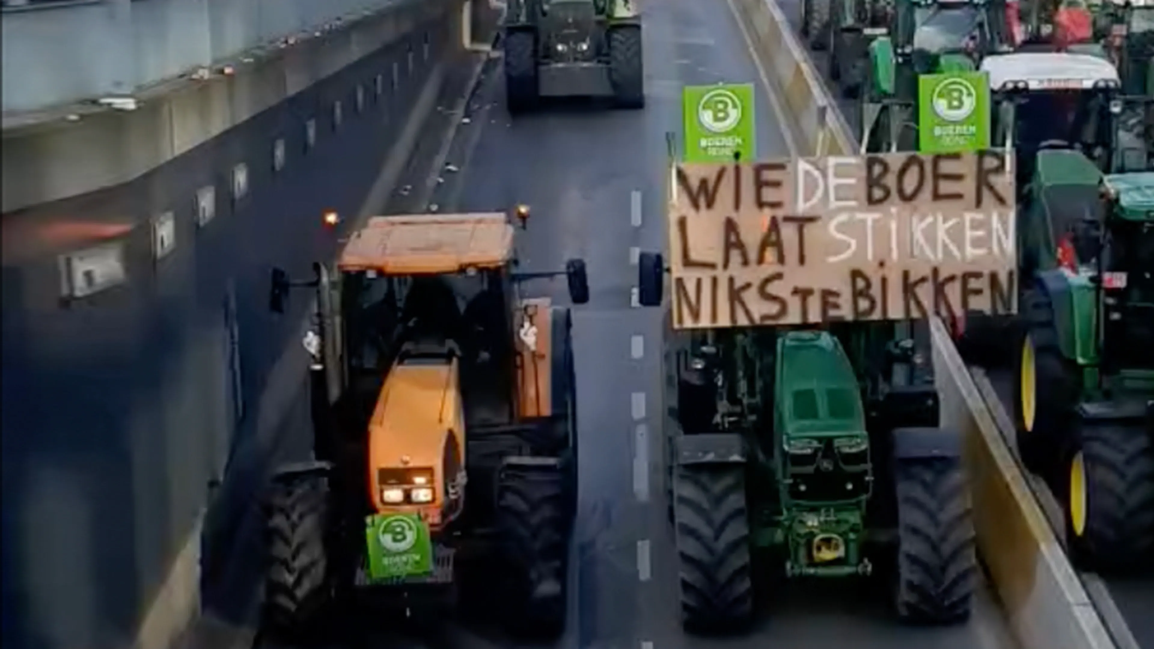 Duizenden boze boeren toeterend bijeen in centrum Brussel