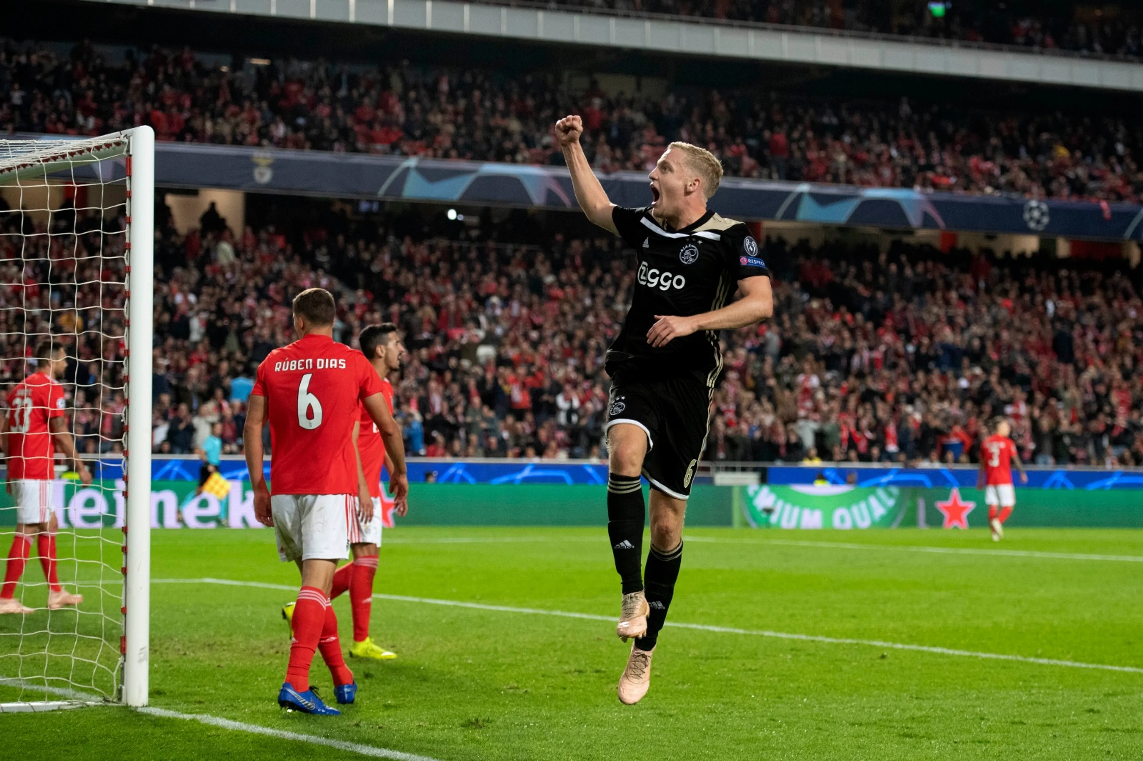 Ajax start met Wöber en Van de Beek