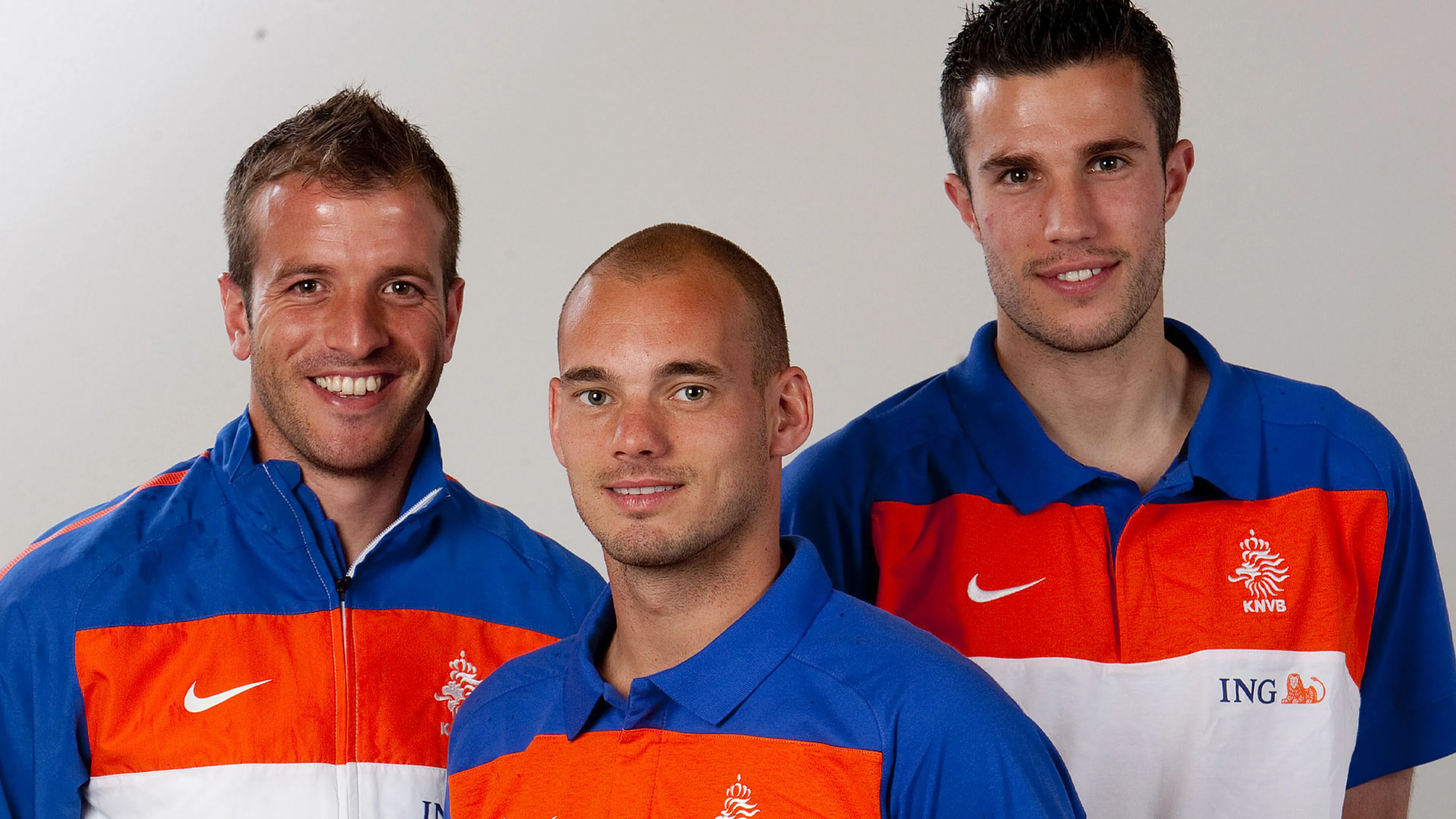 Wesley Sneijder en Rafael van der Vaart komen op voor Robin van Persie: 'Ontslag is een schande!'