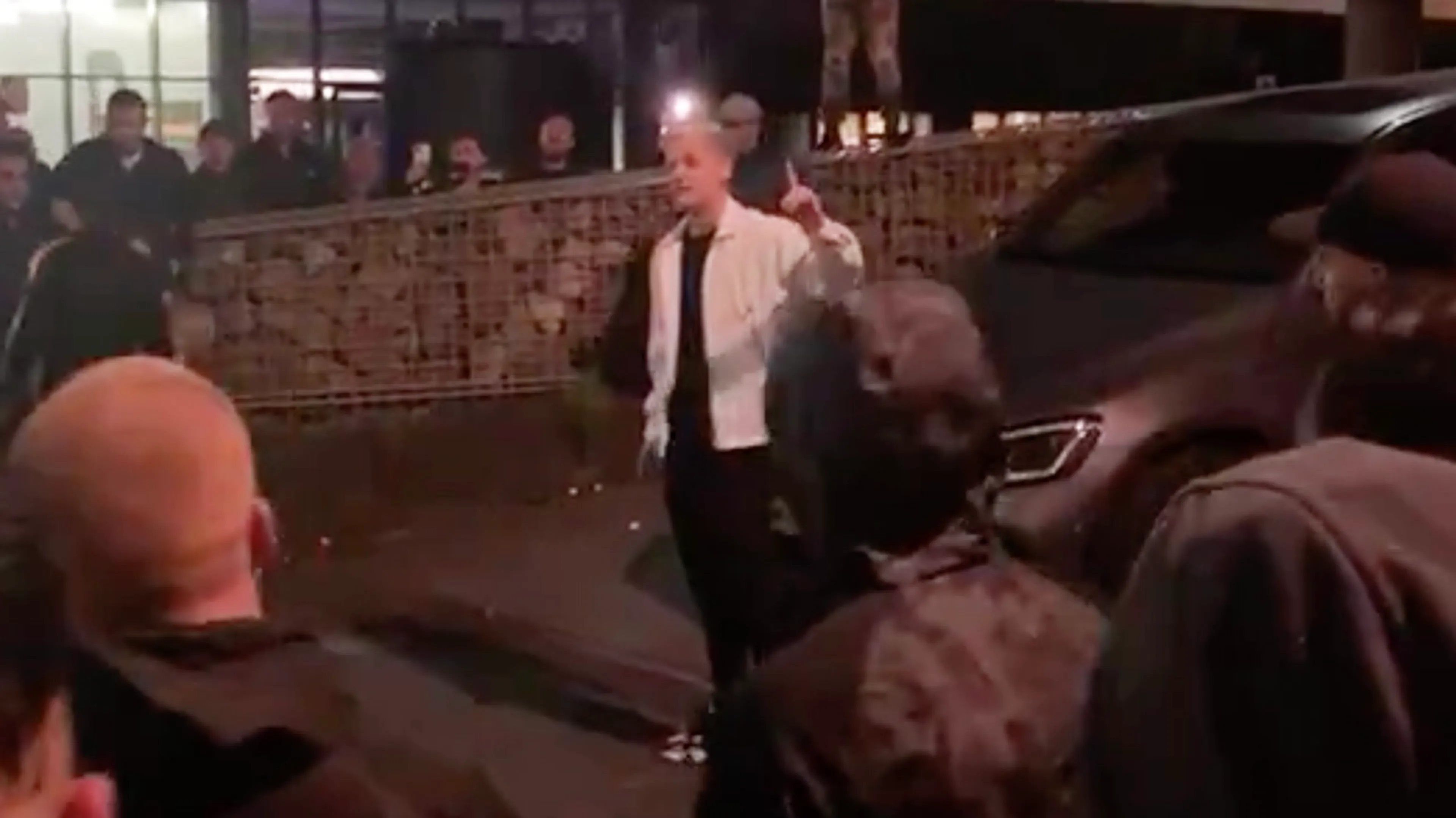Van de Beek neemt afscheid van Ajax-supporters: 'Boys, hou de landstitel hier'