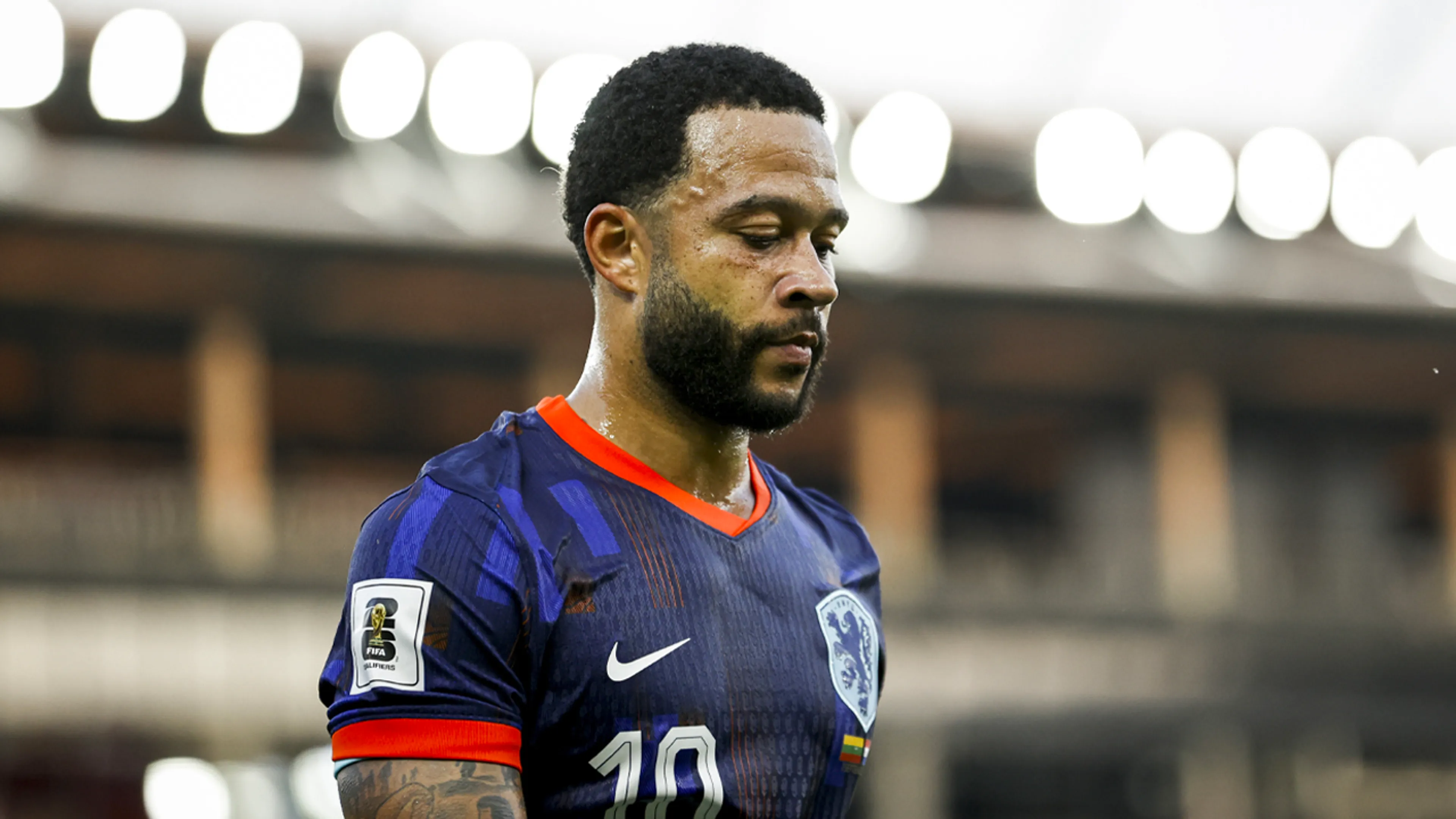 Memphis Depay valt kort na recorddoelpunt voor Oranje geblesseerd uit bij Corinthians