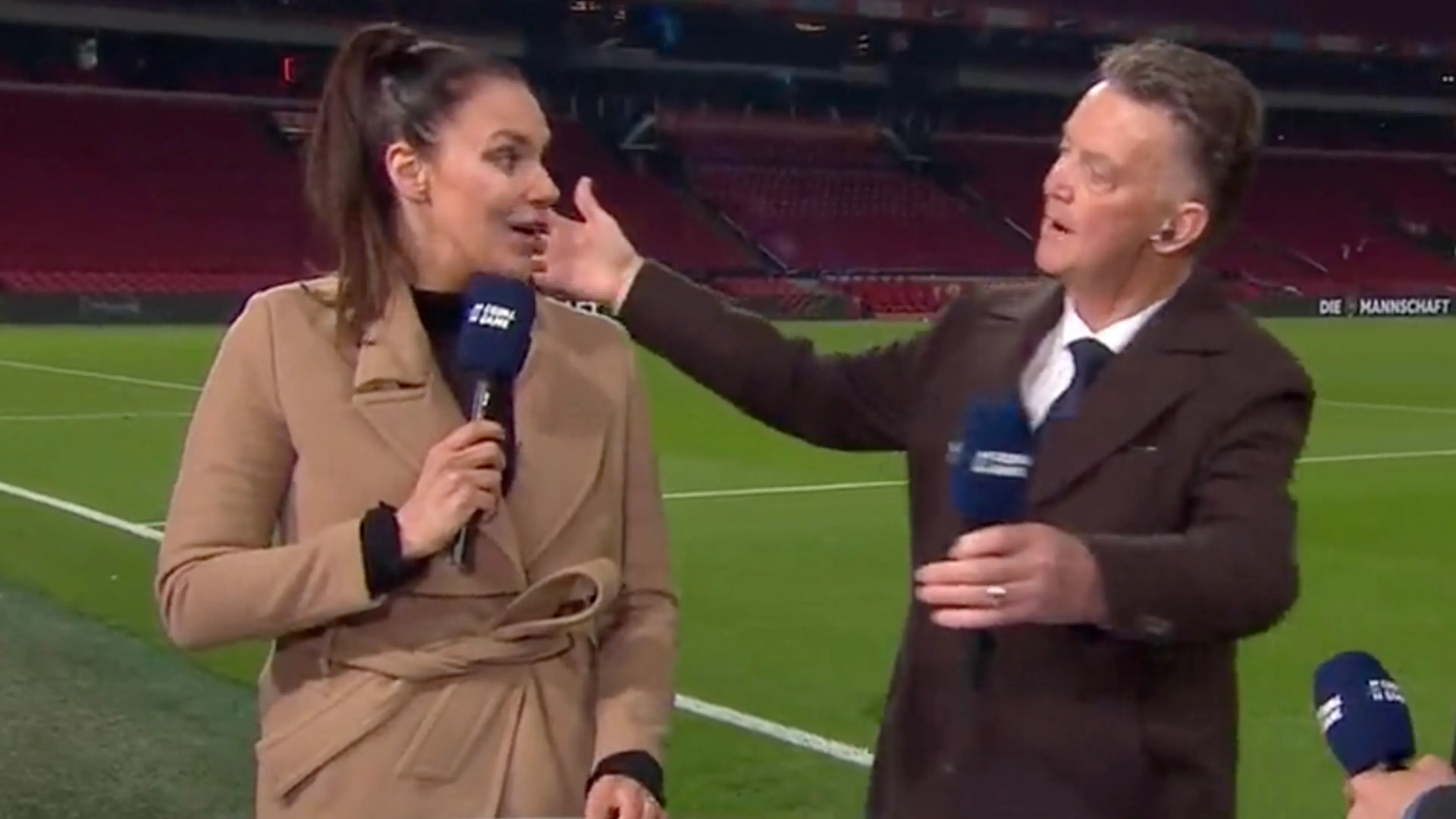 Duitse verslaggeefster negeert afscheidsknuffel Van Gaal volledig 