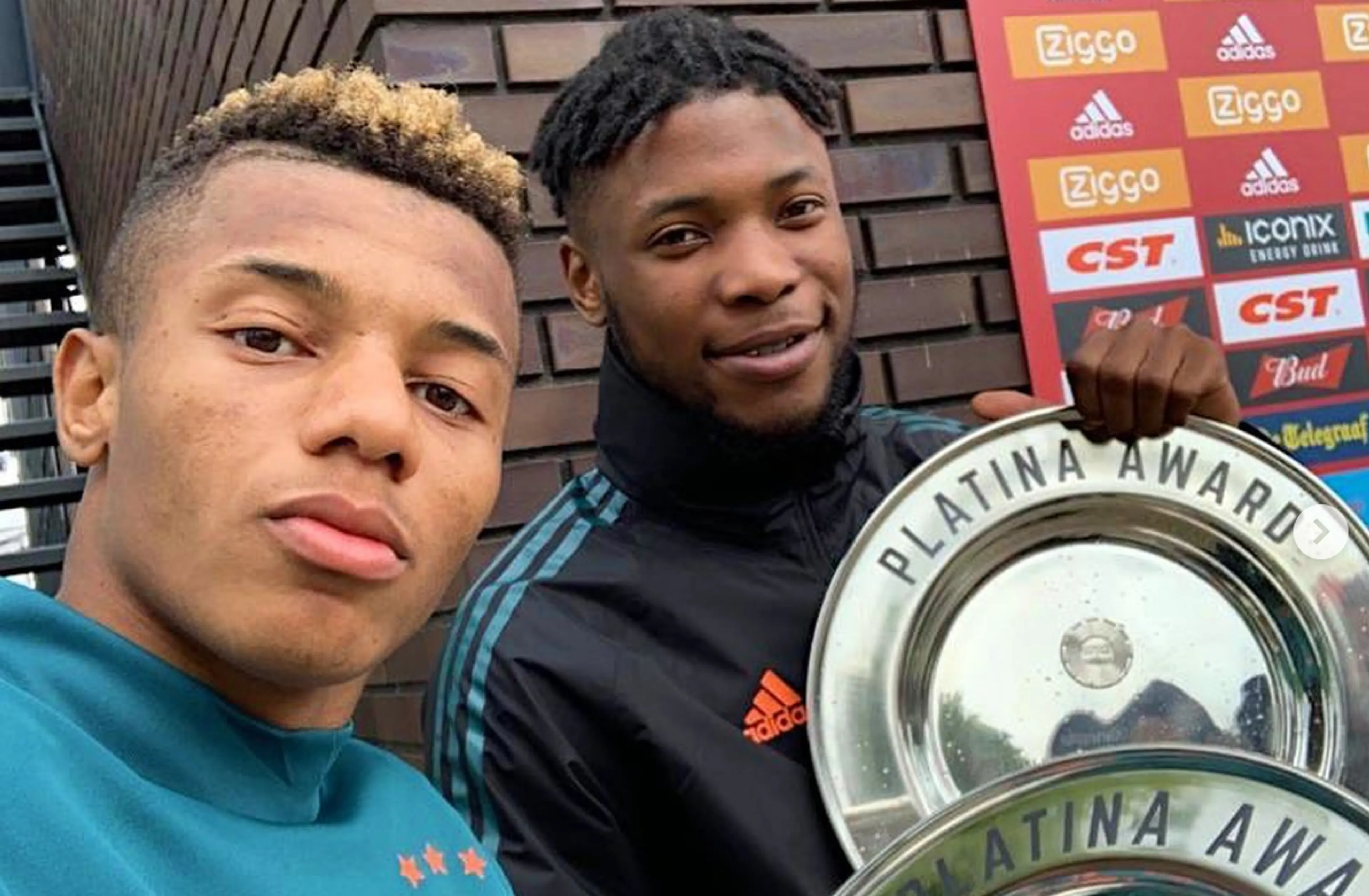 Rapper Sevn Alias krijgt platina award voor 'Ajax-nummer'
