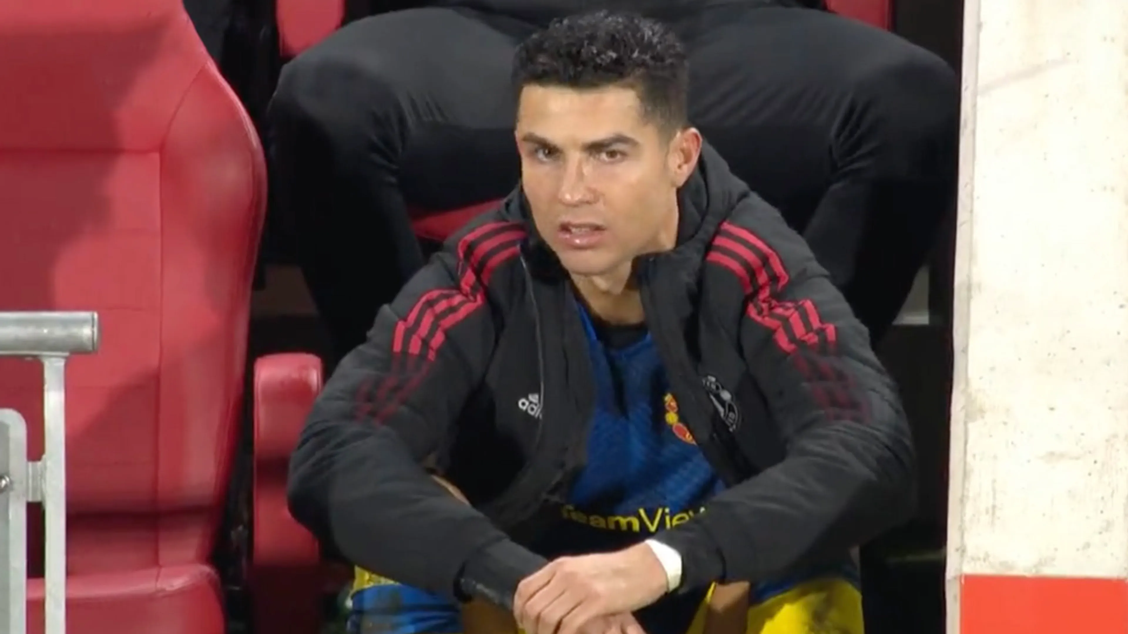 Cristiano Ronaldo is NOT AMUSED door wissel in 71e minuut