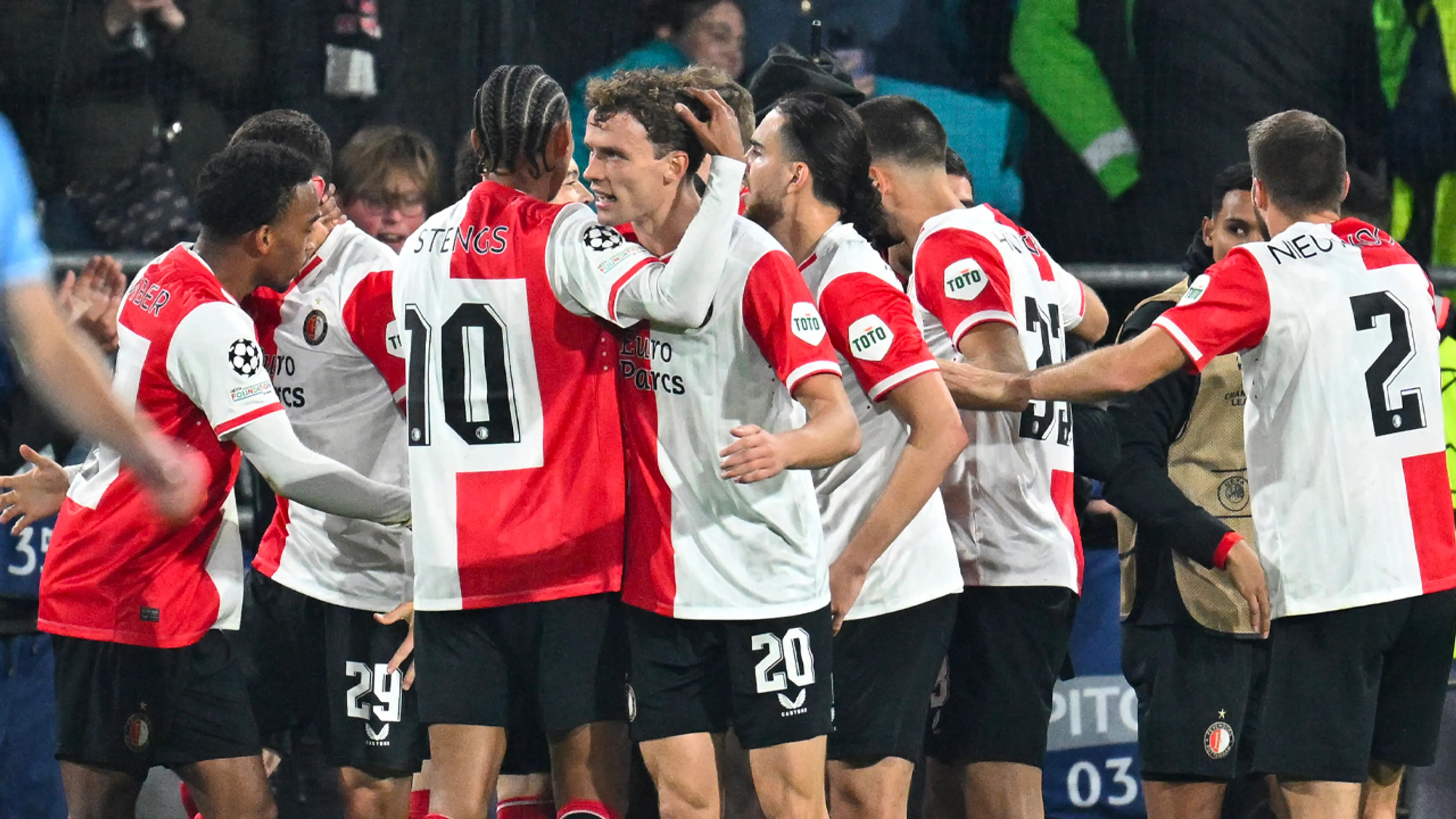 Feyenoord-selectie staat met spandoek stil bij gemis uitfans in Rome: 'Wish you were here'