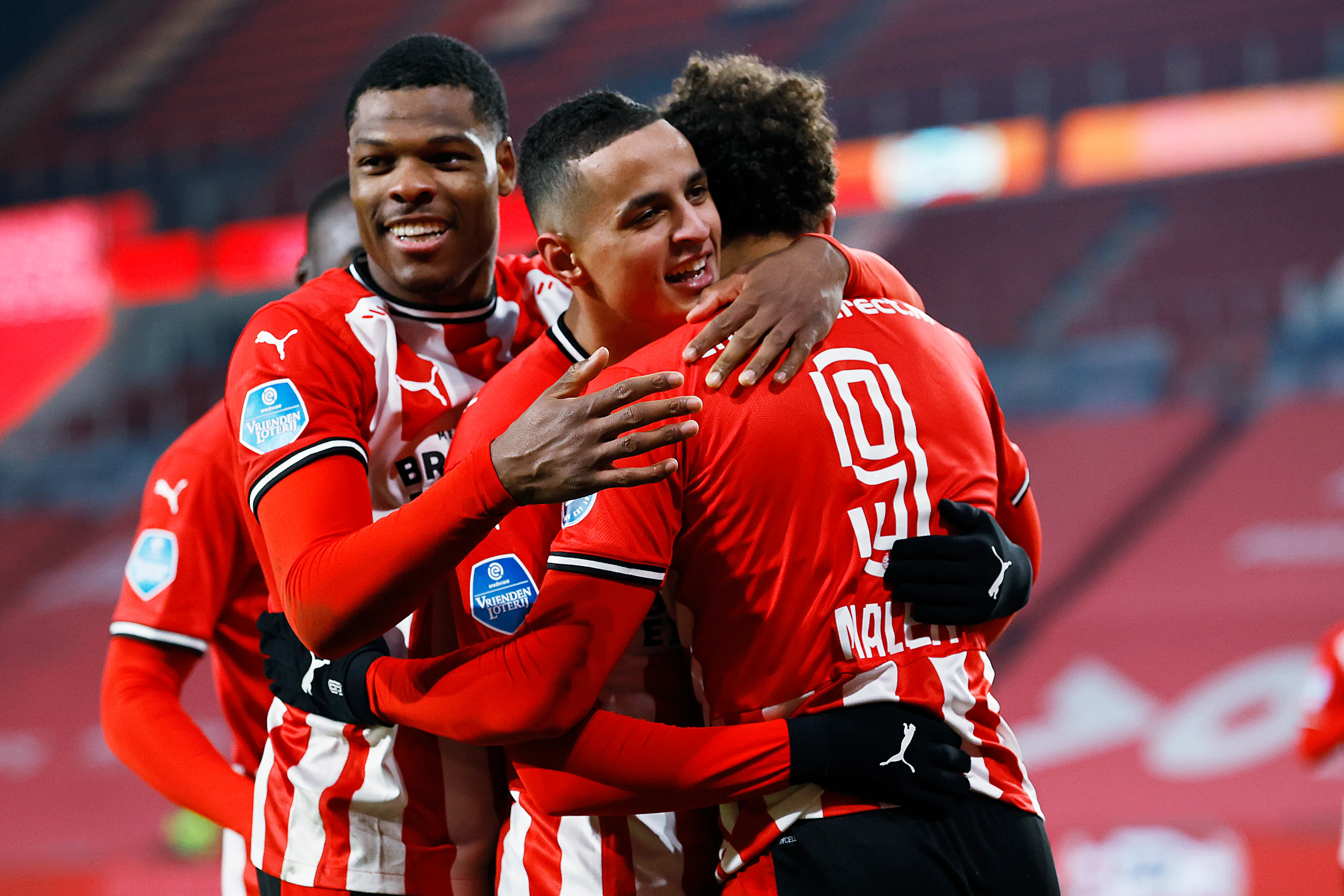 PSV herstelt zich met zege op Twente van nederlaag in De Kuip