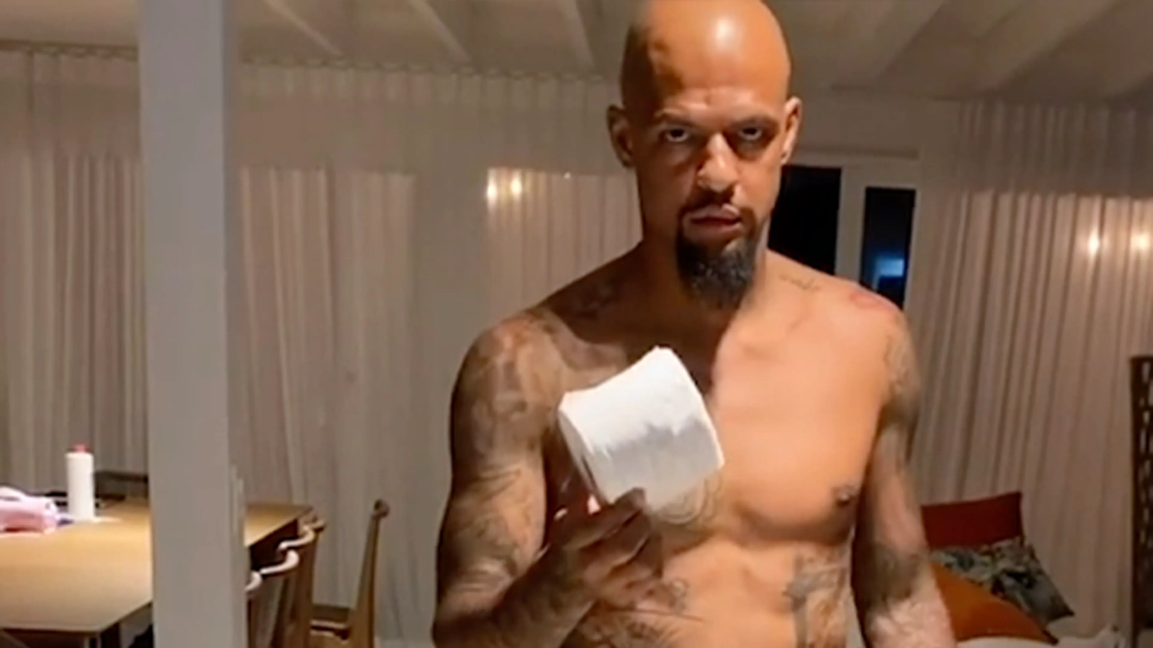 Felipe Melo geeft eigen draai aan 'stay at home-challenge'