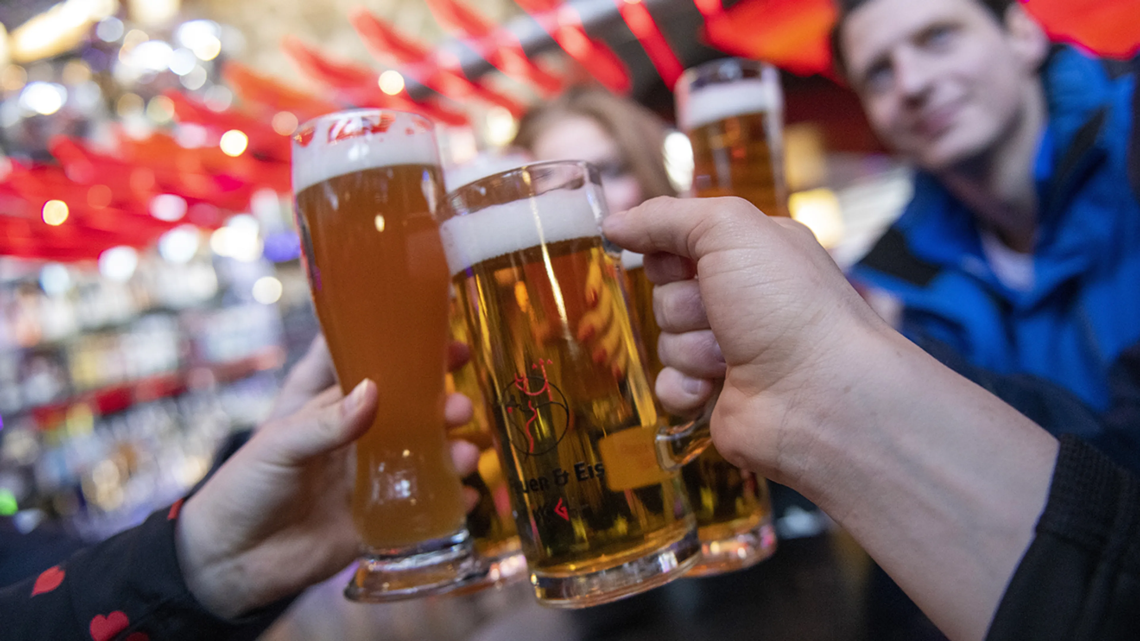 Nederlanders kopen massaal bier in Duitsland: 'Het scheelt me €5 per krat als ik het hier koop'