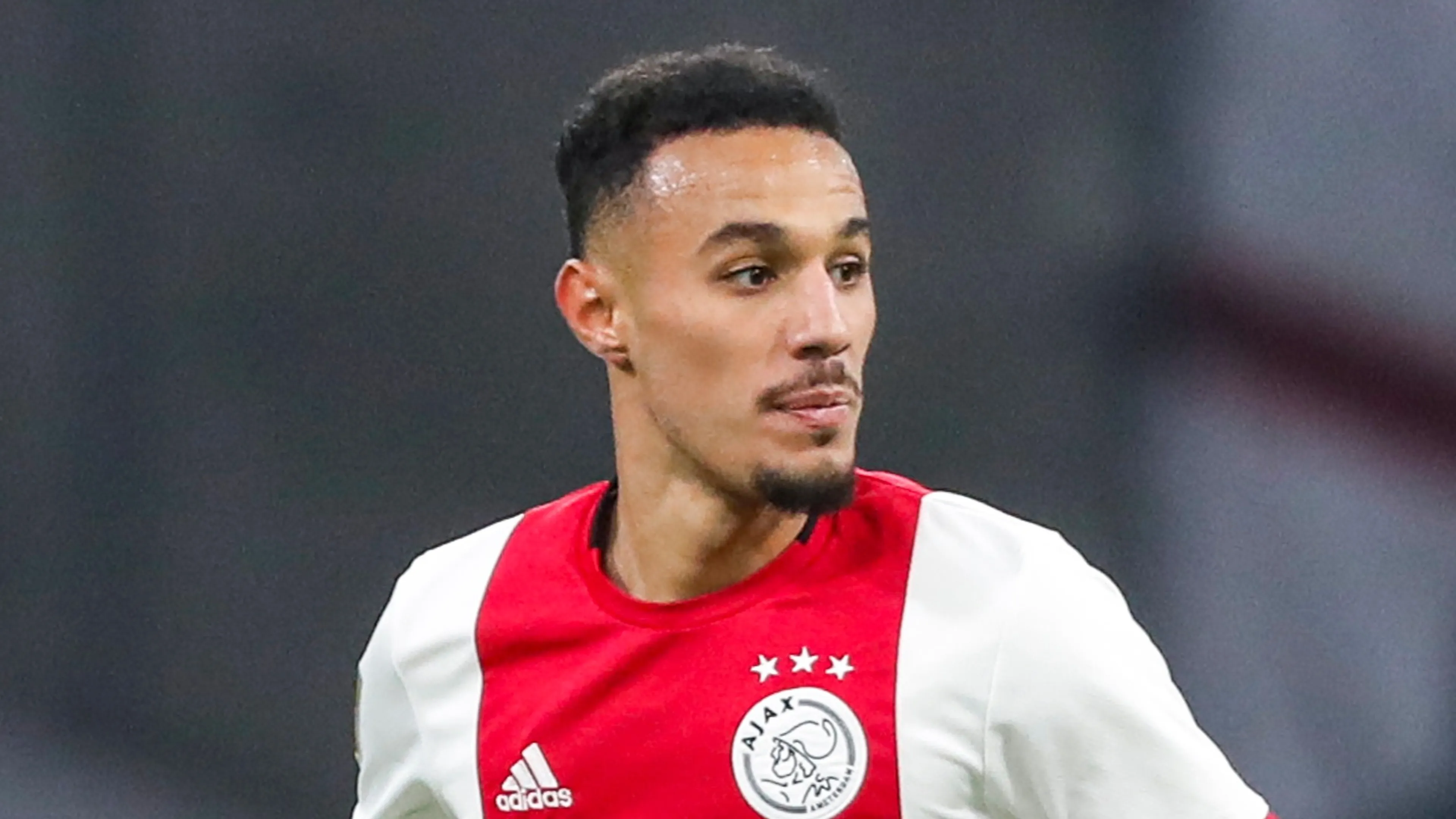 Twitter wil Mazraoui gewisseld hebben: 'Nooit meer op het middenveld, niet doen!'