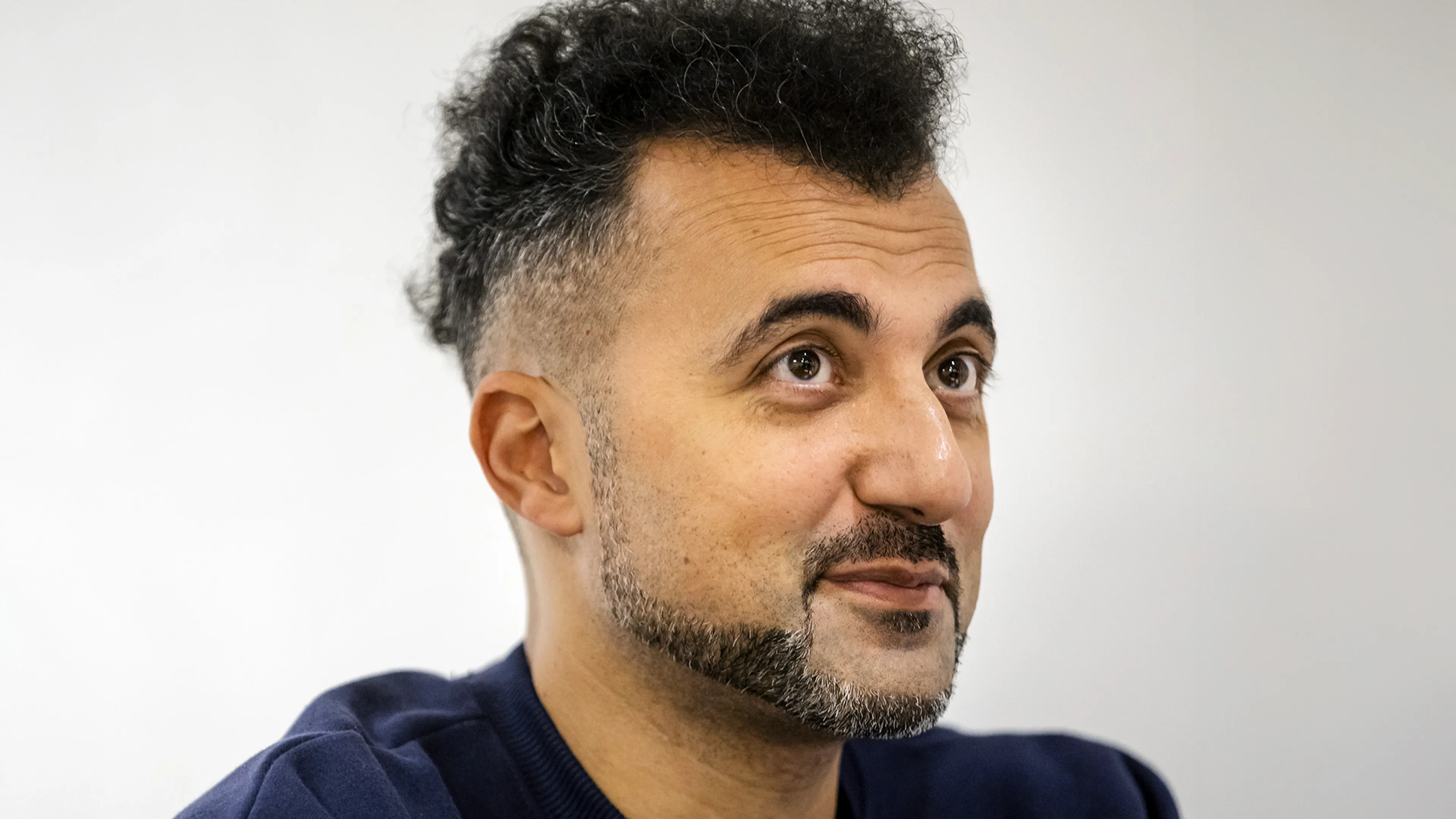 Özcan Akyol kiest voor strenge aanpak: kinderen krijgen pas op hun zestiende een telefoon