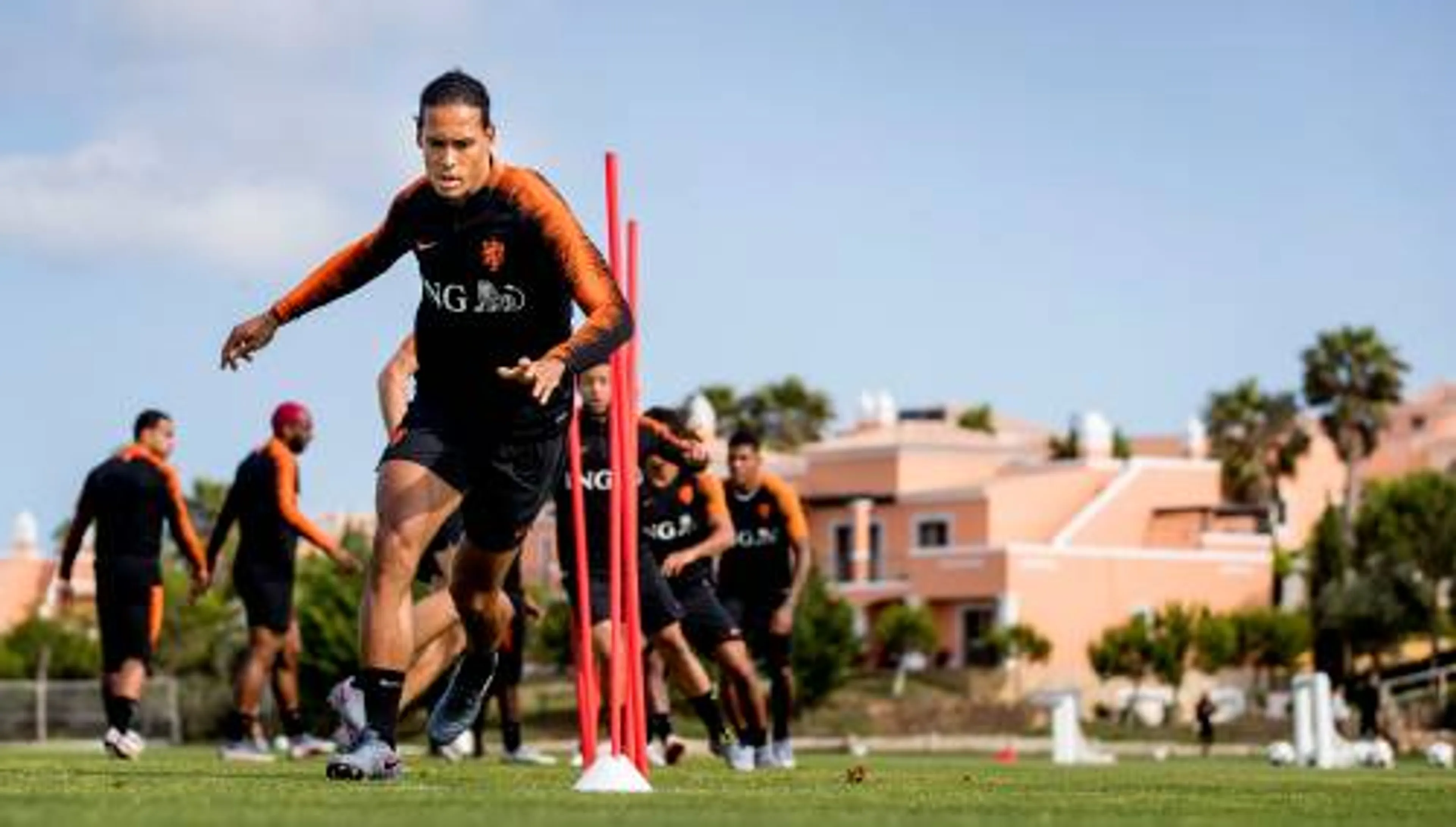 Oranje start met Van Dijk en Wijnaldum