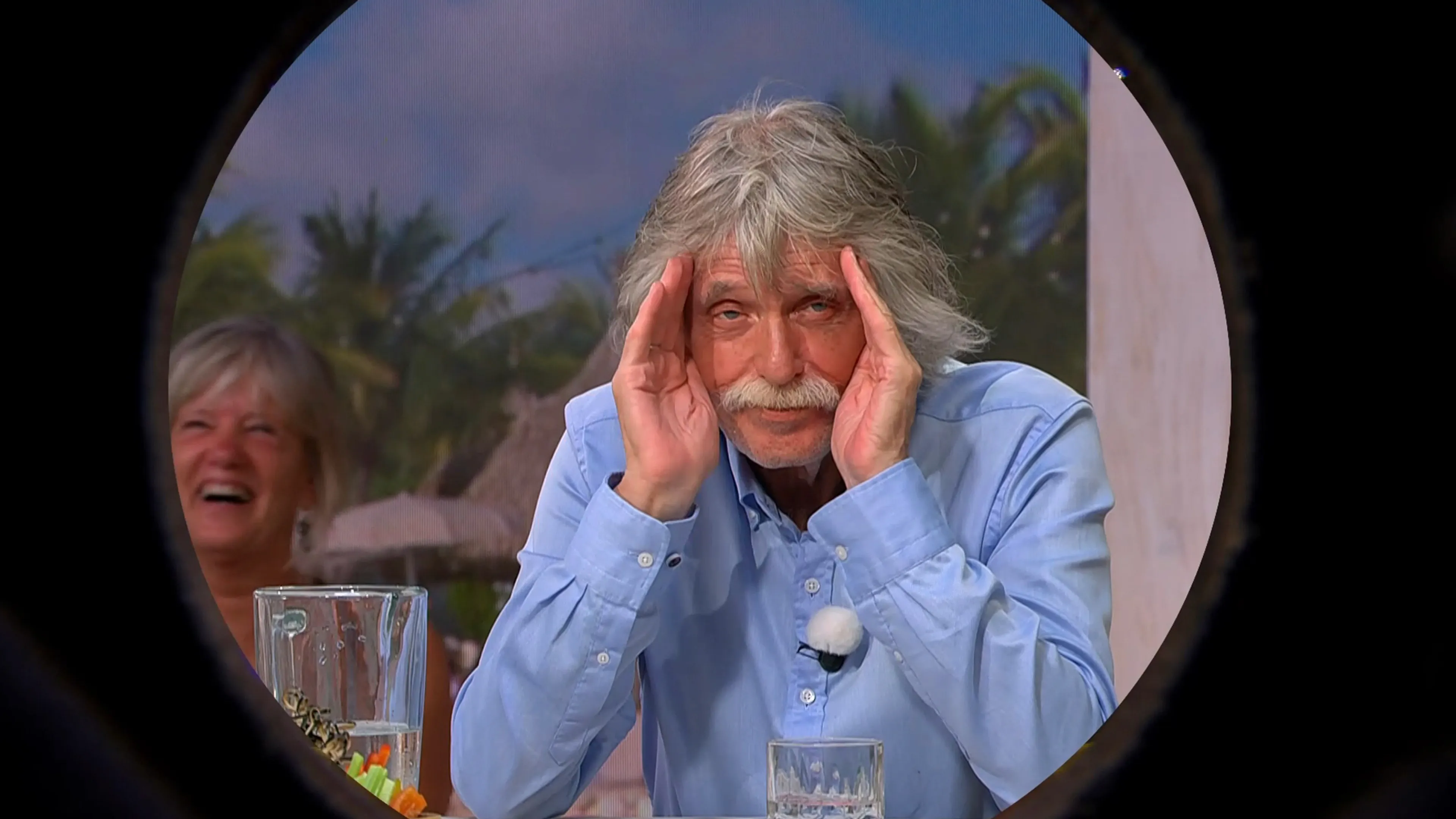 Johan Derksen heeft he-le-maal geen zin in opnames van Koekoek-video