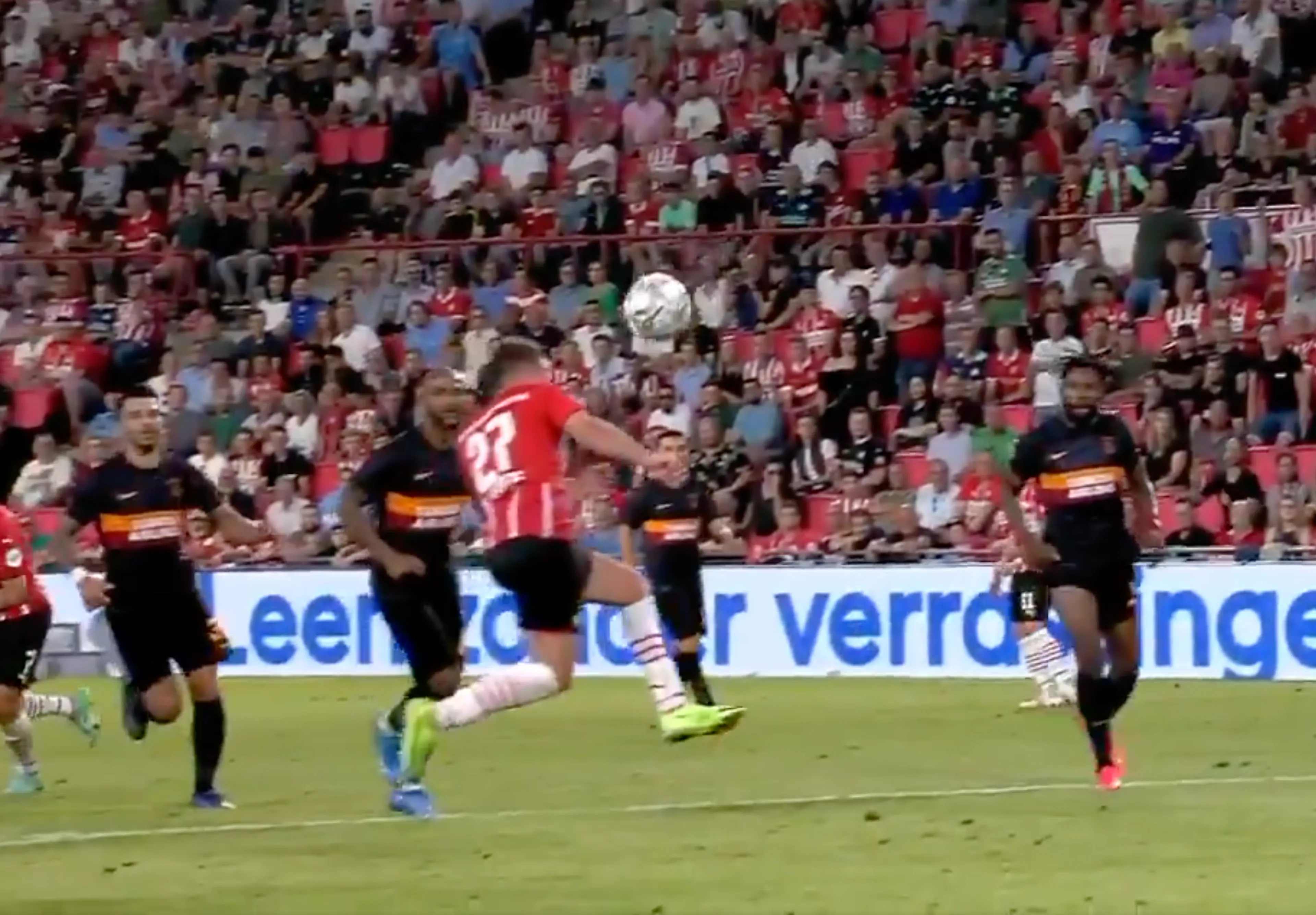 VIDEOGOAL: Götze werkt 5-1 met schouder binnen