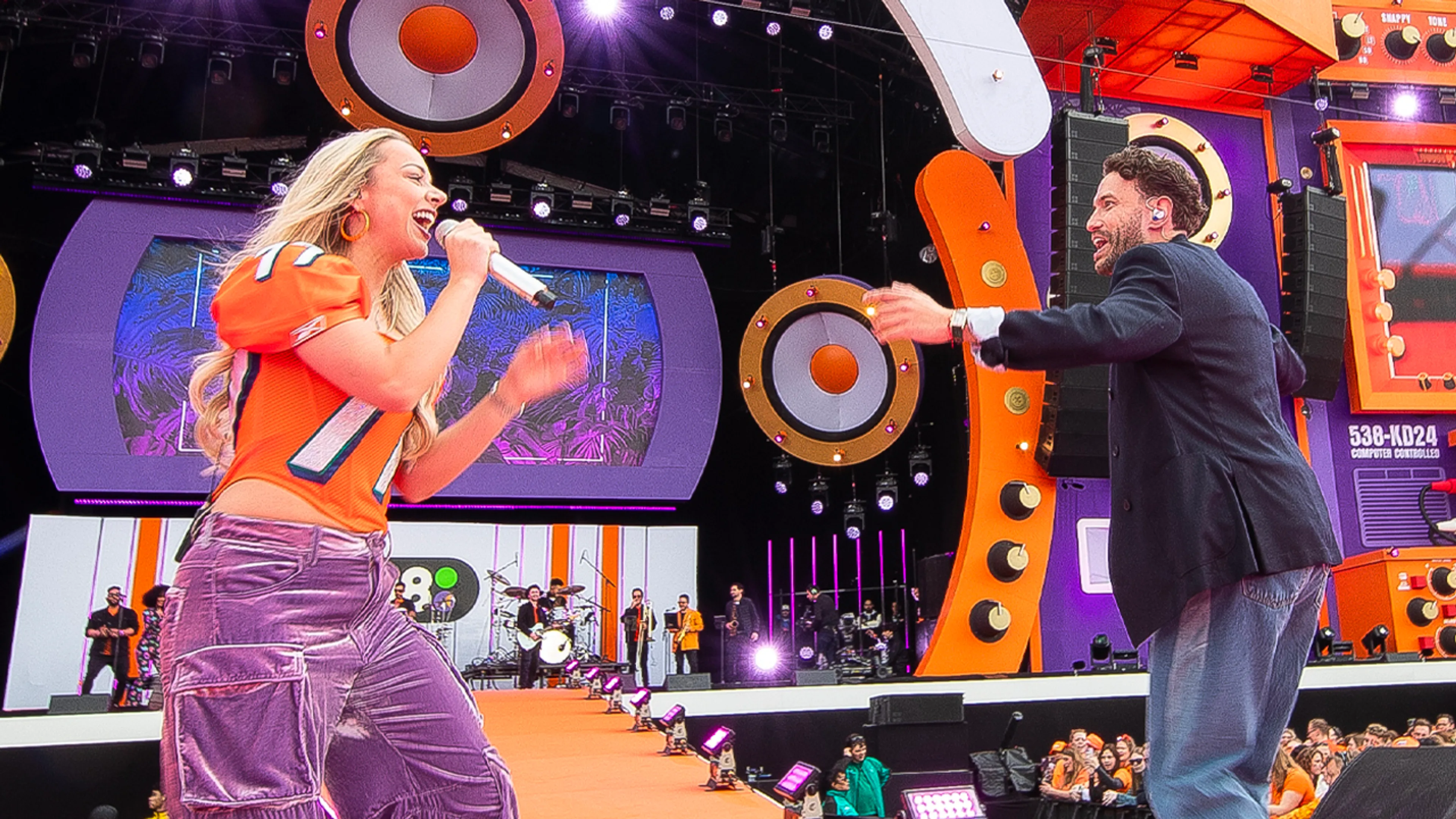 Emma Heesters en Rolf Sanchez treden dinsdagavond op bij De Oranjezomer!