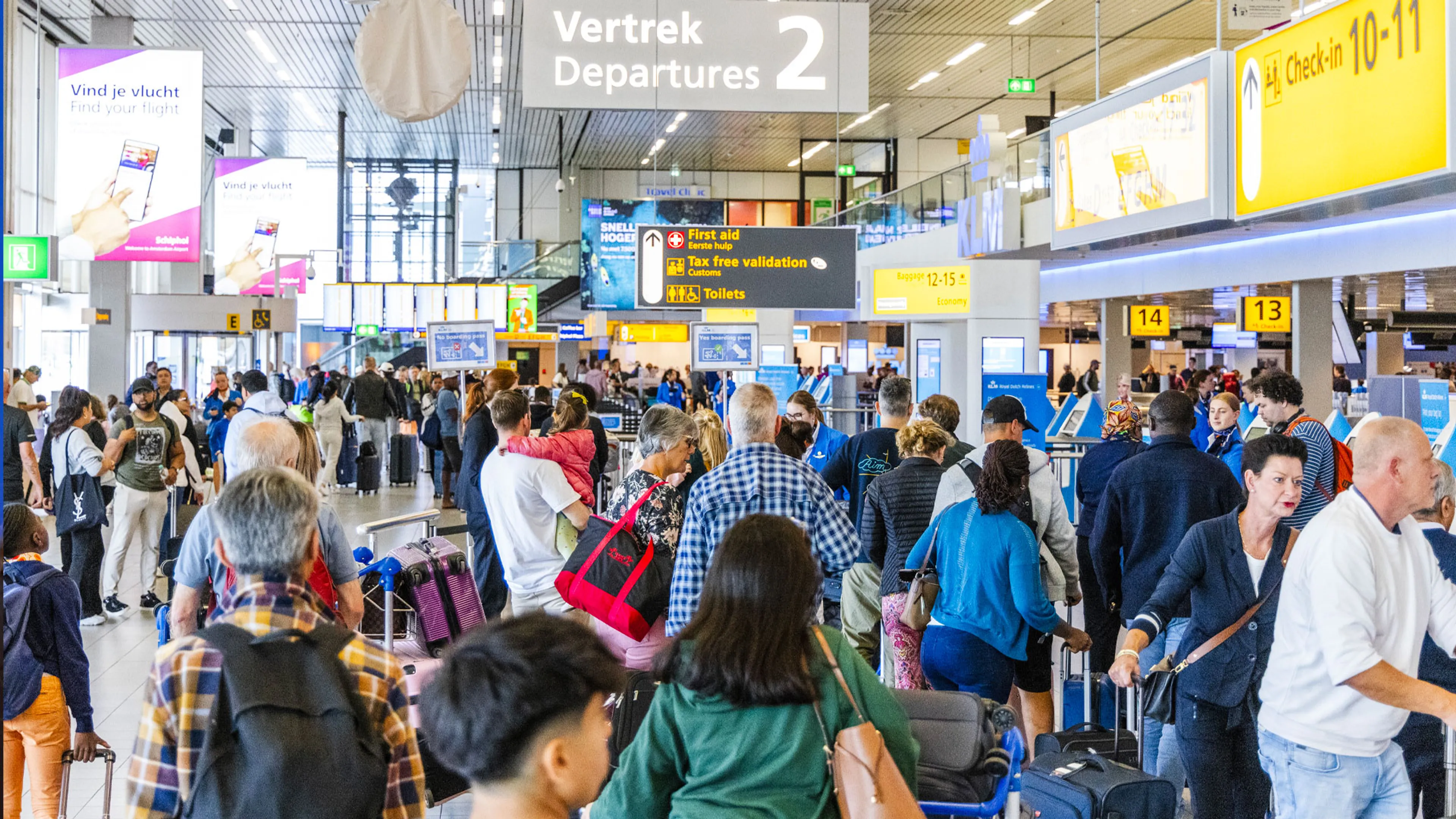 Schiphol en andere luchthavens waarschuwen reizigers voor wachttijden tot vijf uur