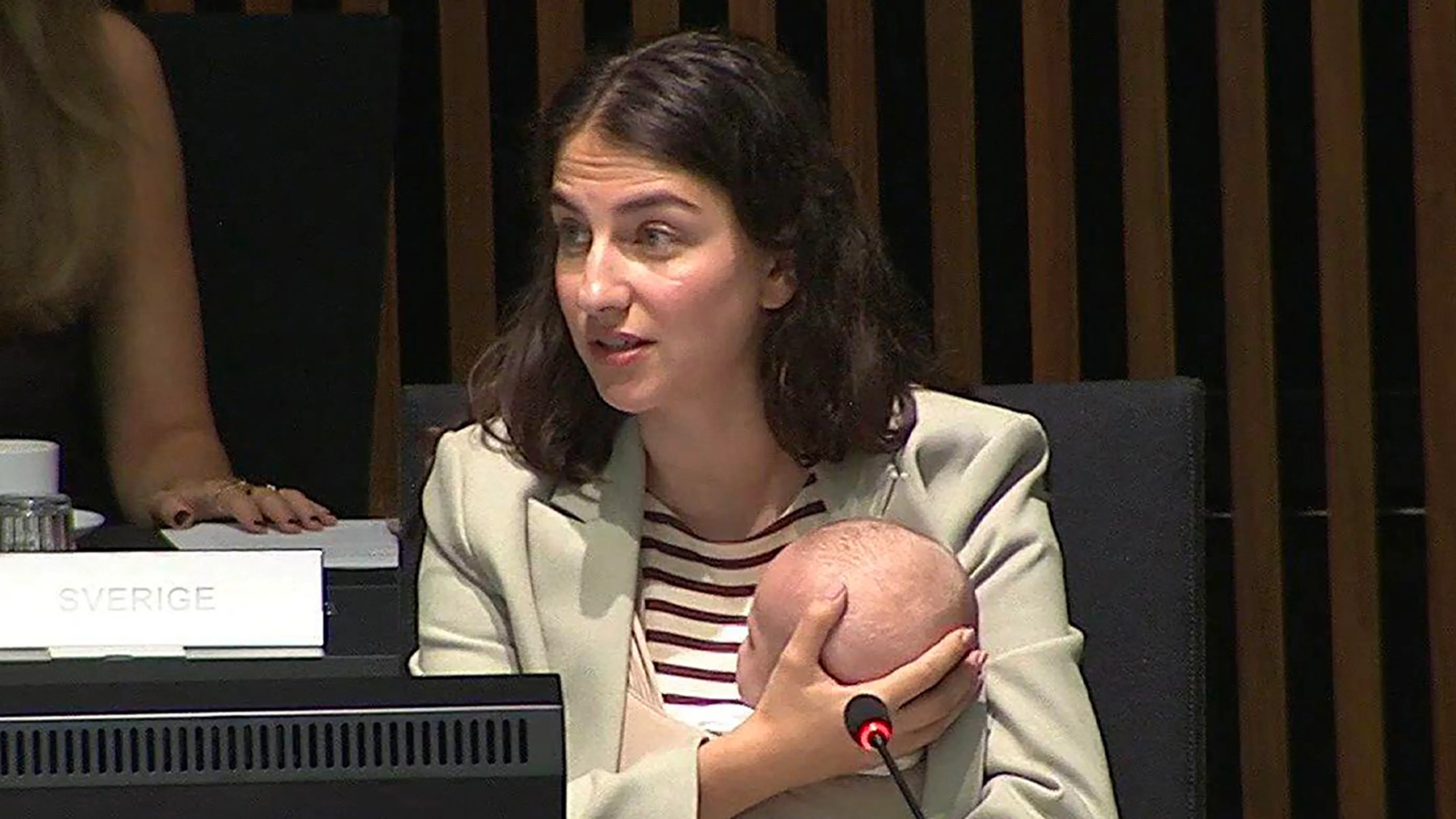 Zweedse minister neemt baby mee naar EU-vergadering