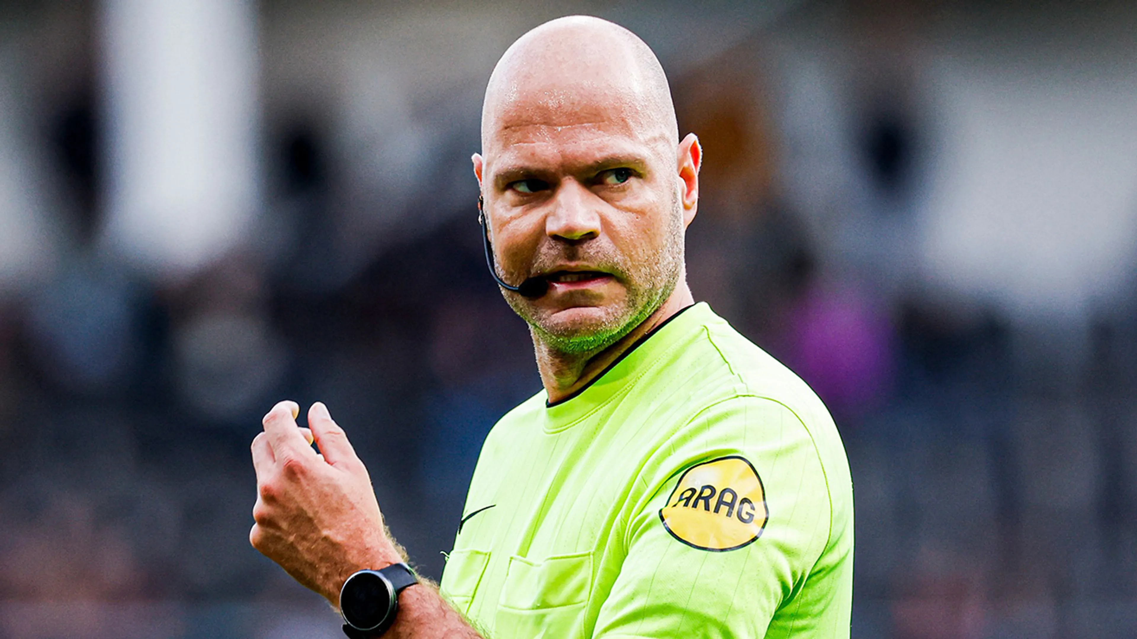 FIFA zet streep door WK-deelname scheidsrechter Dieperink na aanhouding in Londen