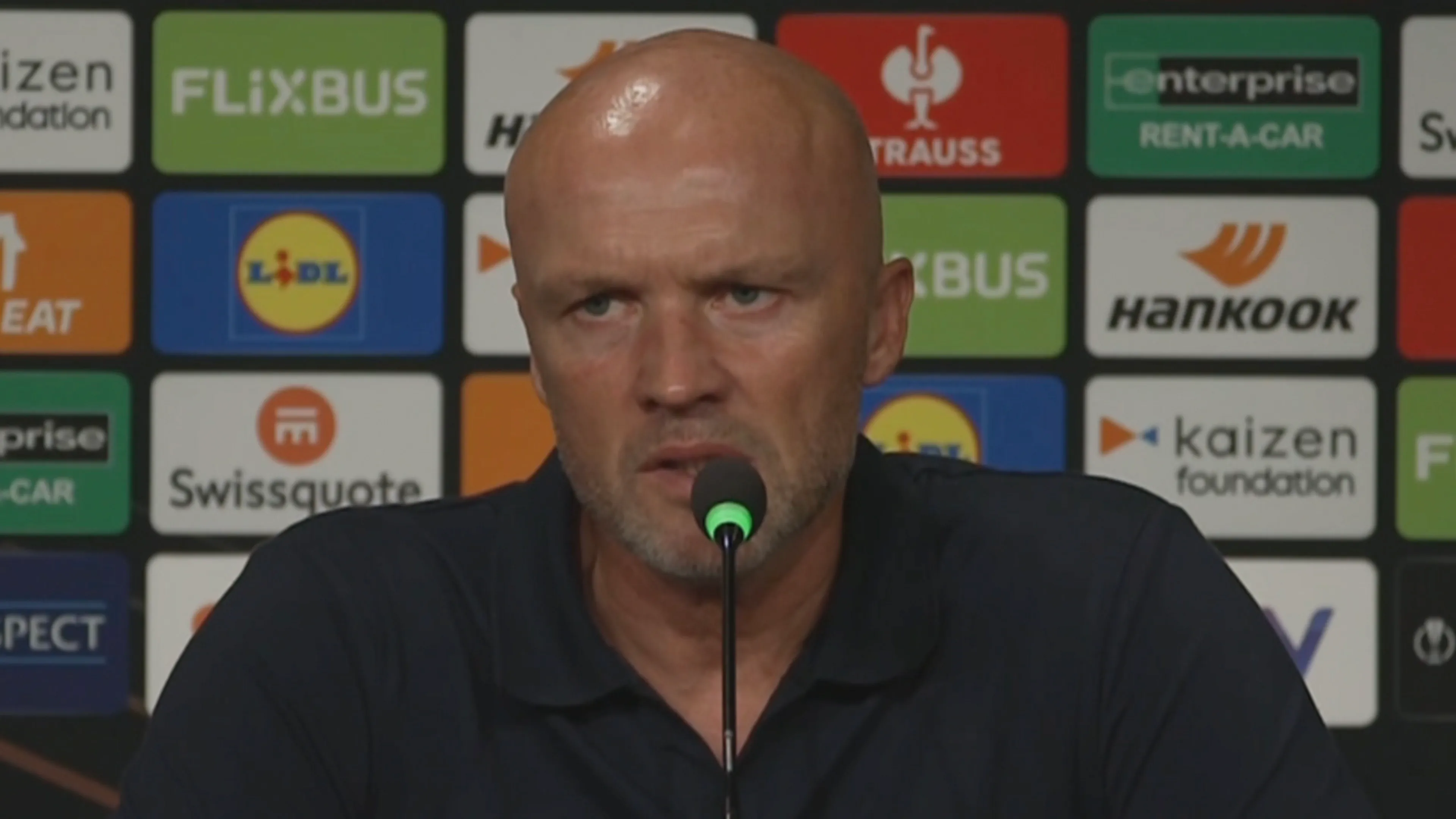 Video: gepikeerde Dick Schreuder na pijnlijke nederlaag bij Juve: 'Die bal kop ik zelfs weg'