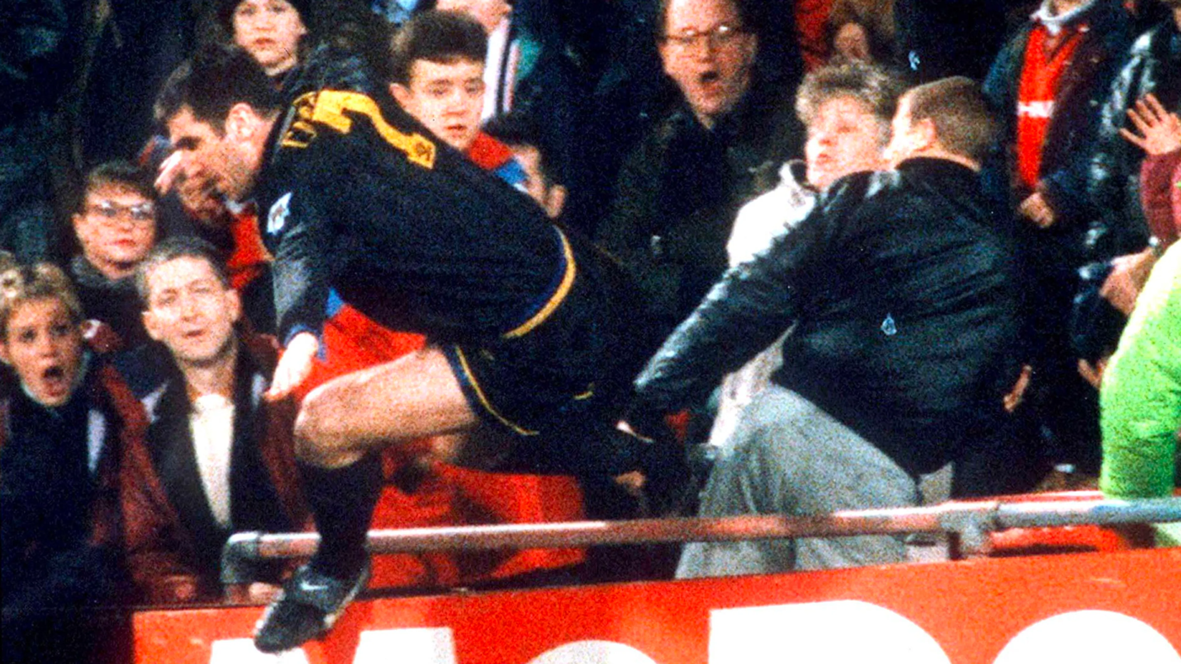 Cantona blikt terug op beruchte karatetrap: ‘Ik heb maar van één ding spijt’