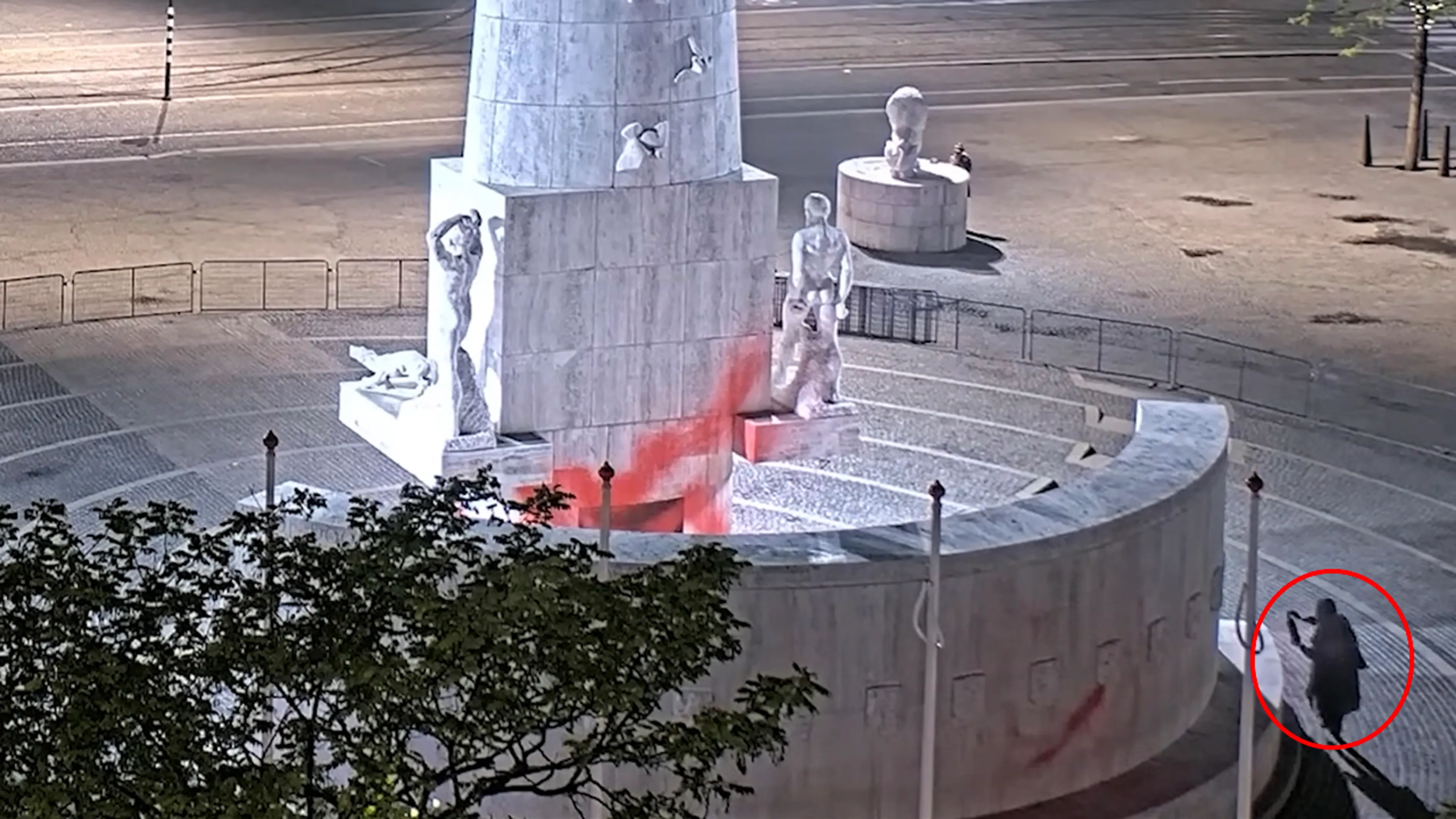 Video: webcambeelden laten zien hoe het Monument op de Dam wordt beklad