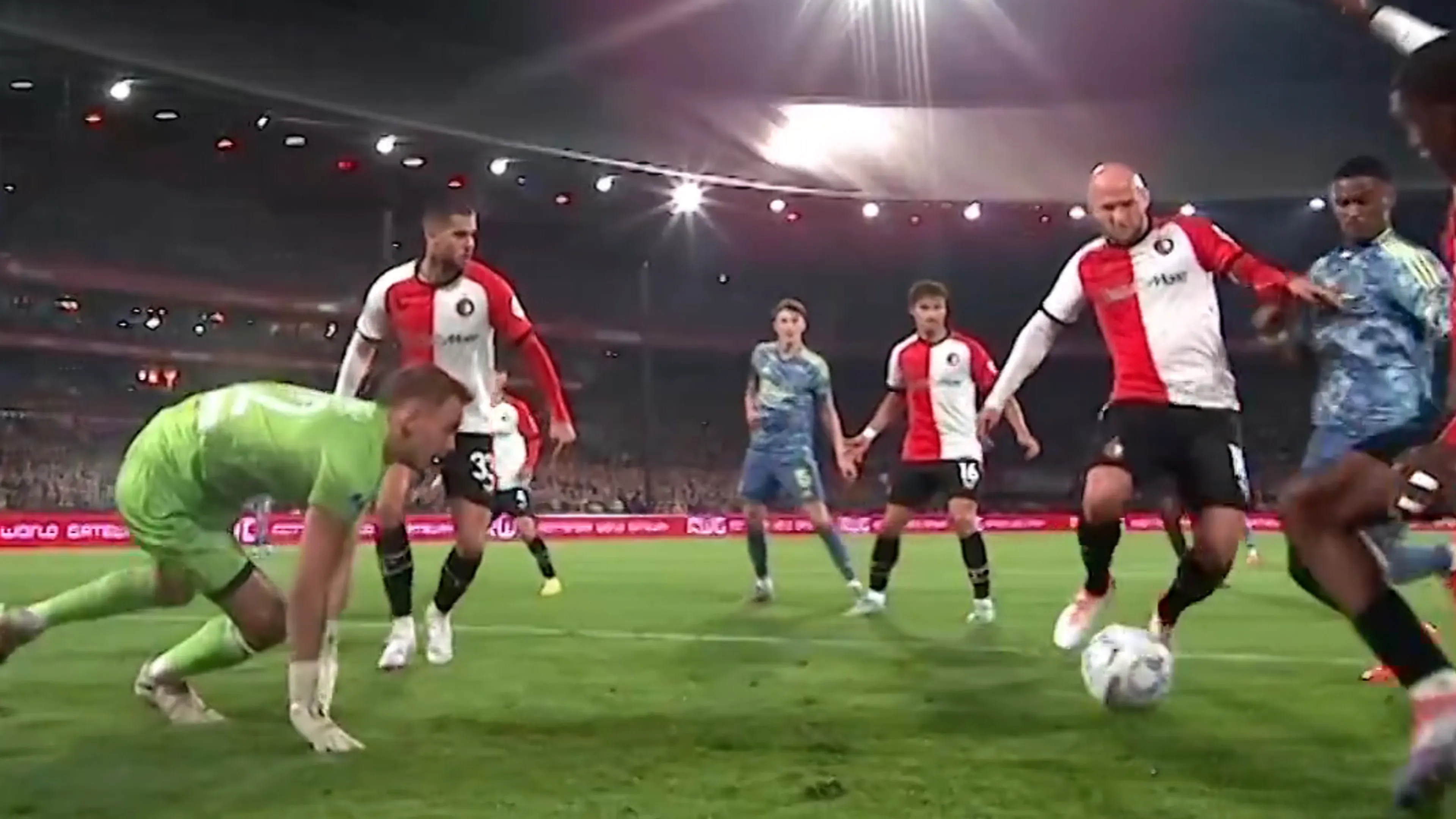Videogoal: Hato verdubbelt voorsprong voor Ajax na fout Wellenreuther