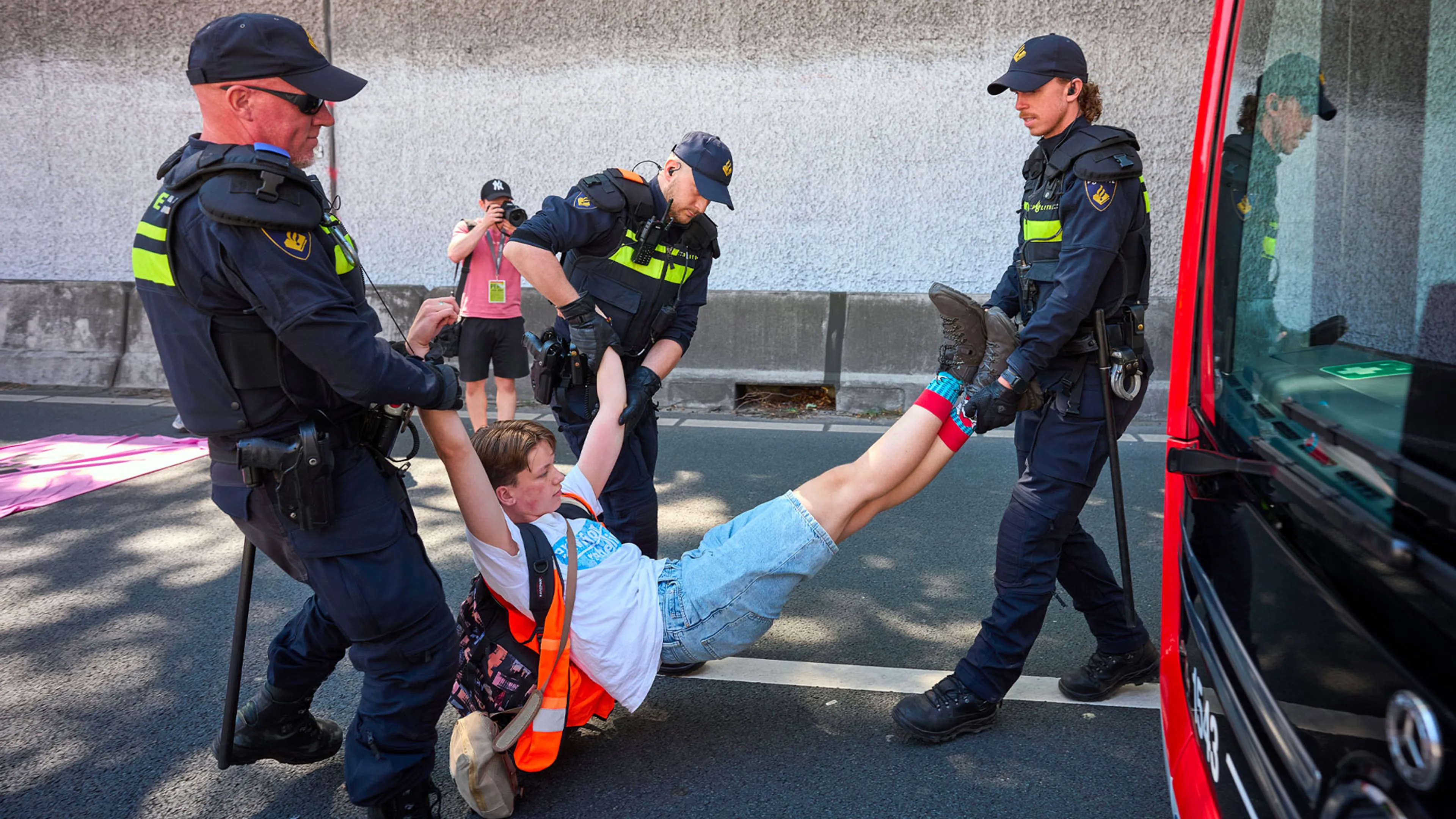 45 Extinction Rebellion-activisten aangehouden na blokkade A12 in Den Haag