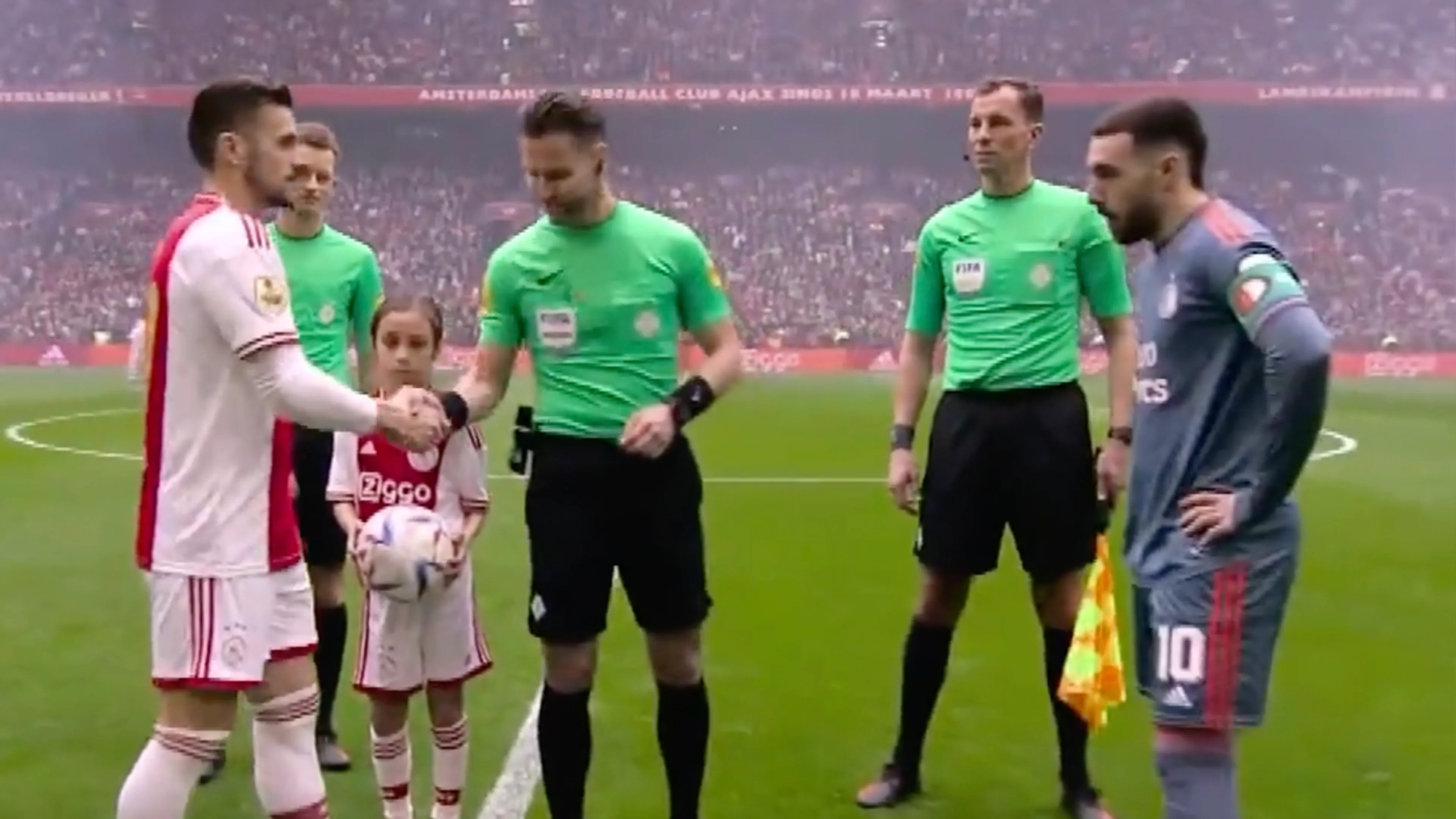 'Waarom Kökcü en Tadić elkaar geen hand gaven voor De Klassieker'