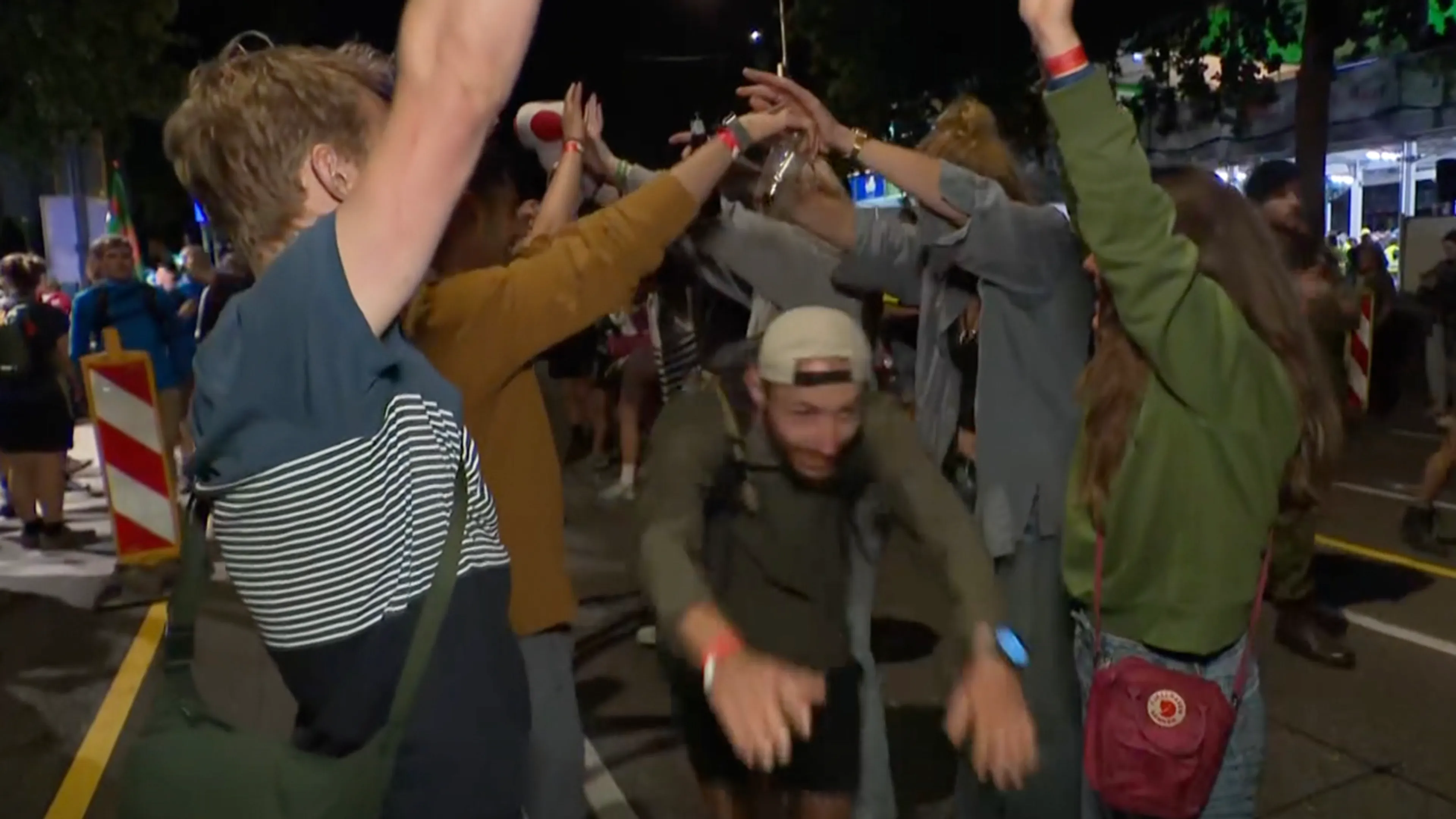 Wandelaars vertrokken voor 108e editie Nijmeegse Vierdaagse, aangemoedigd door feestende studenten