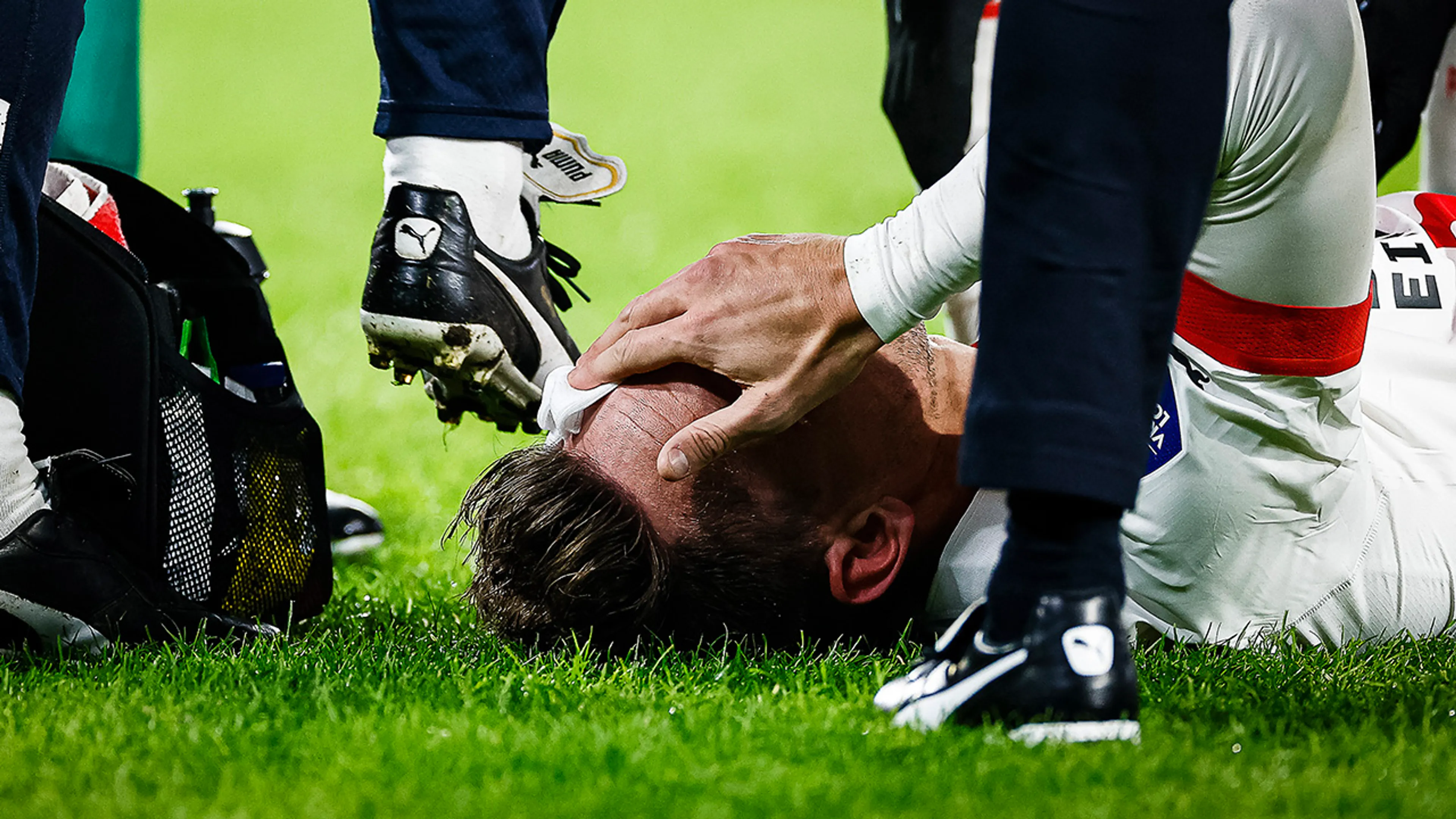Madueke-loos PSV ziet Luuk de Jong uitvallen bij moeizame winst op Vitesse
