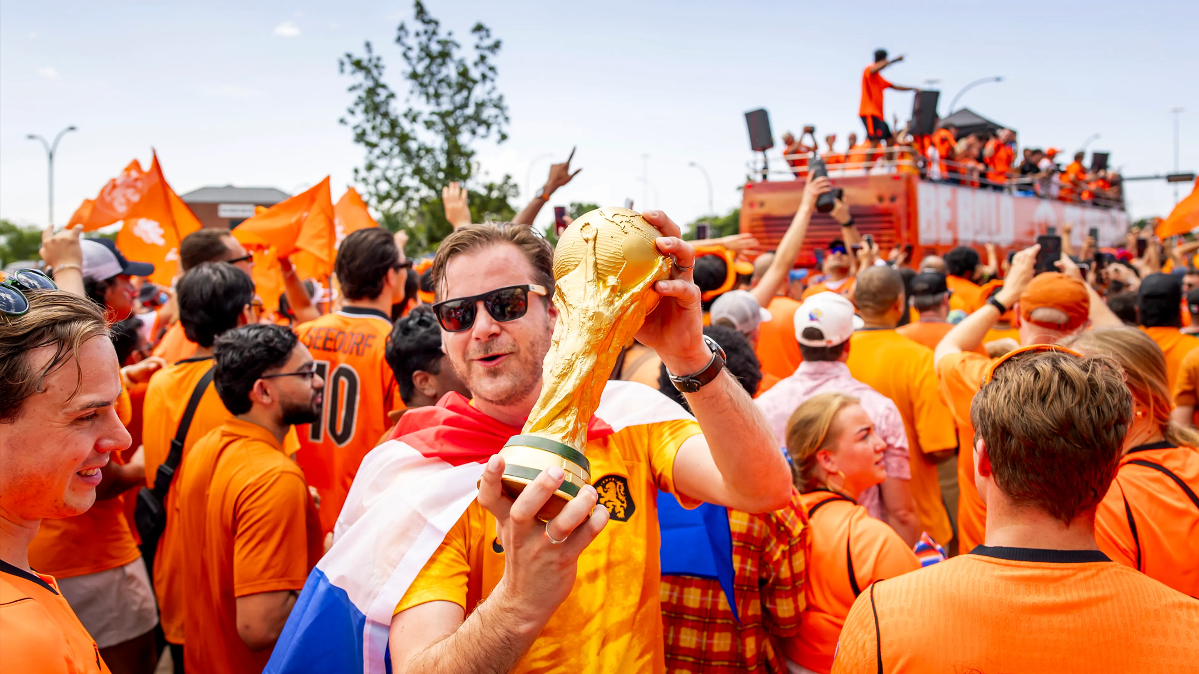 Ruim 15.000 Oranjefans in optocht naar Dallas Stadium