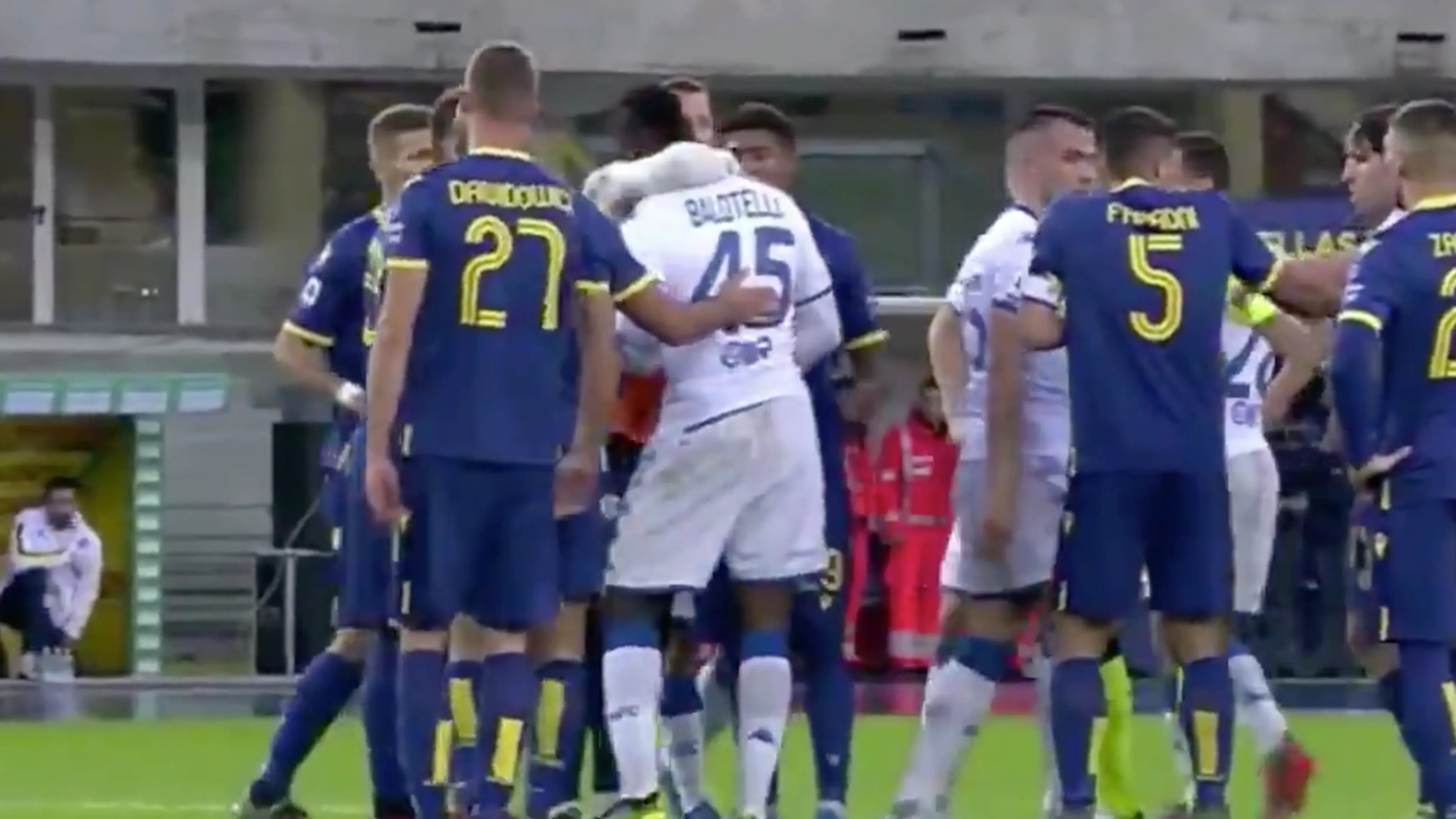 Balotelli stapt boos van het veld na racistische geluiden vanaf het publiek