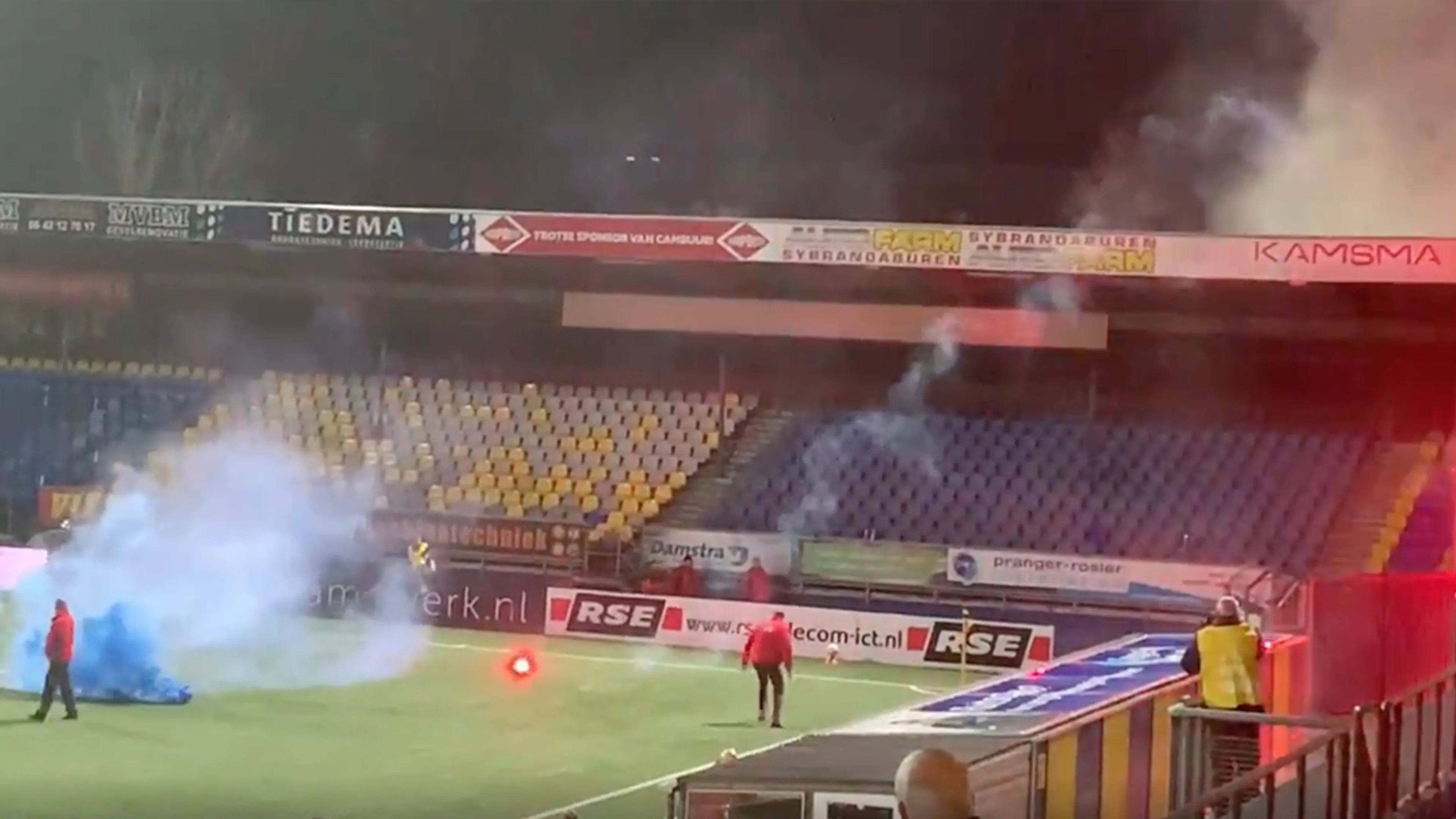 Cambuur-FC Utrecht twee keer stilgelegd vanwege vuurwerk en fans in het stadion