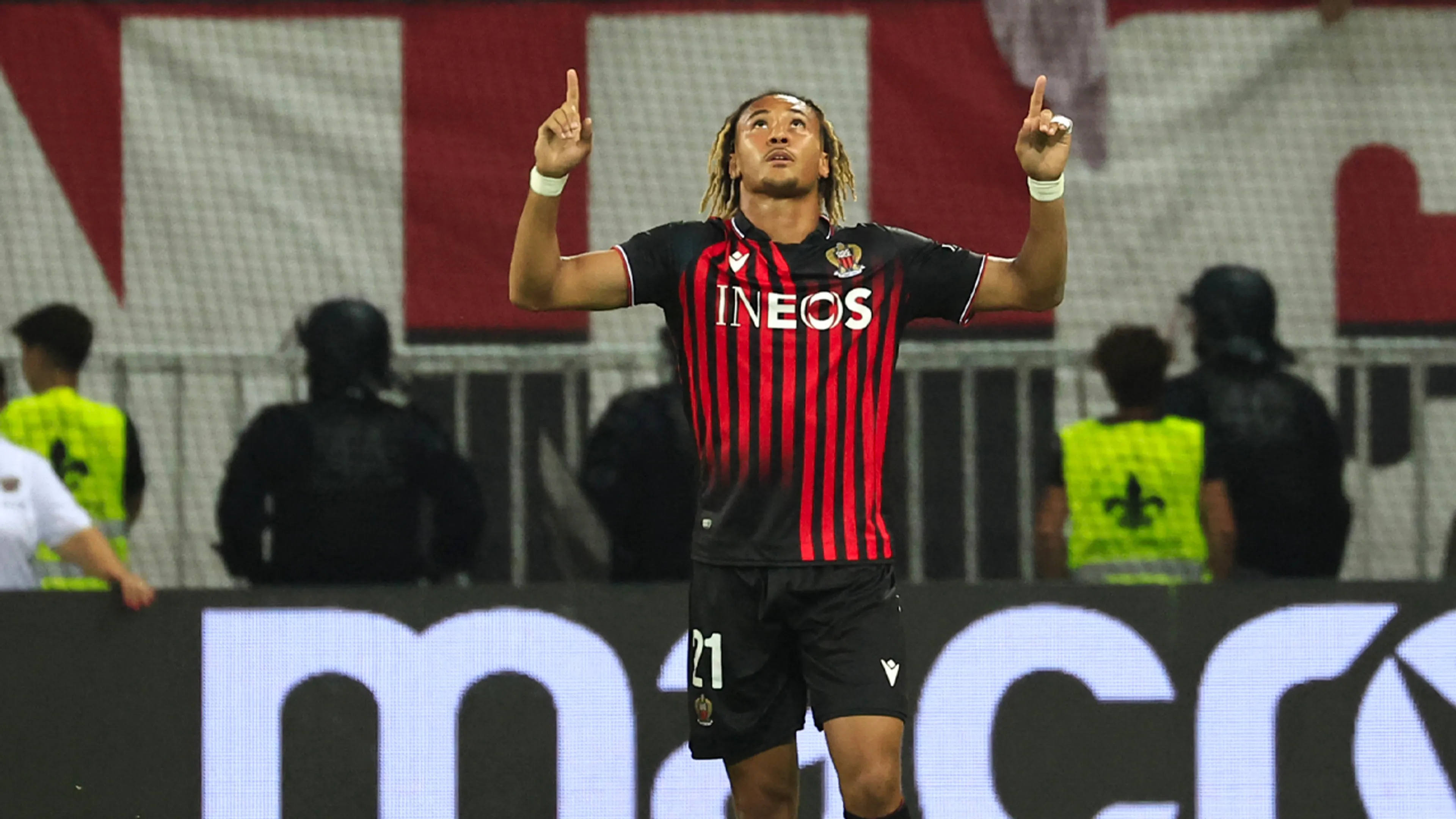 Heftig nieuws uit Frankrijk: 22-jarige middenvelder van OGC Nice dreigt van brug af te springen