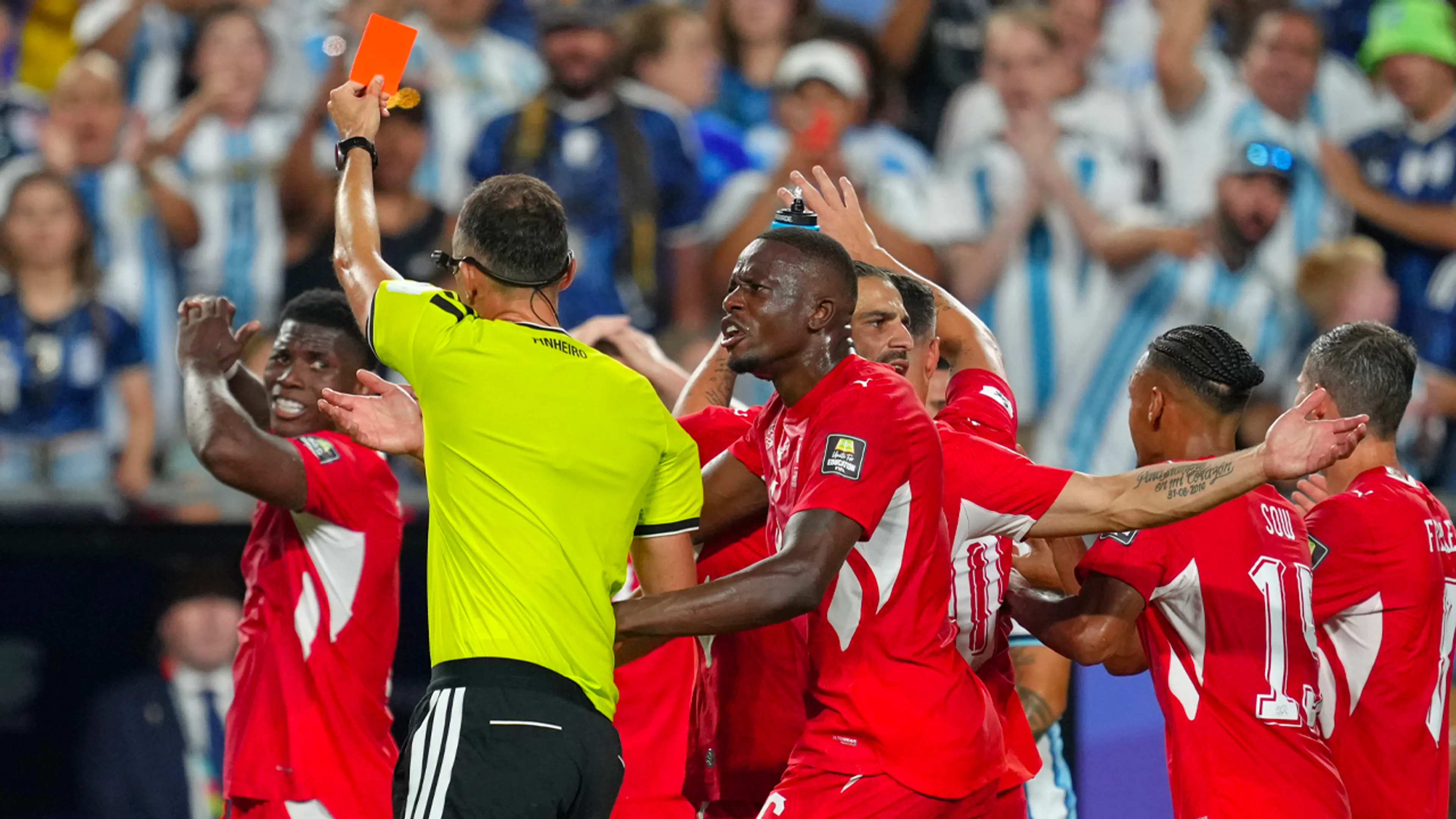 Spelregelorganisatie: VAR had niet mogen ingrijpen bij rode kaart Embolo tegen Argentinië