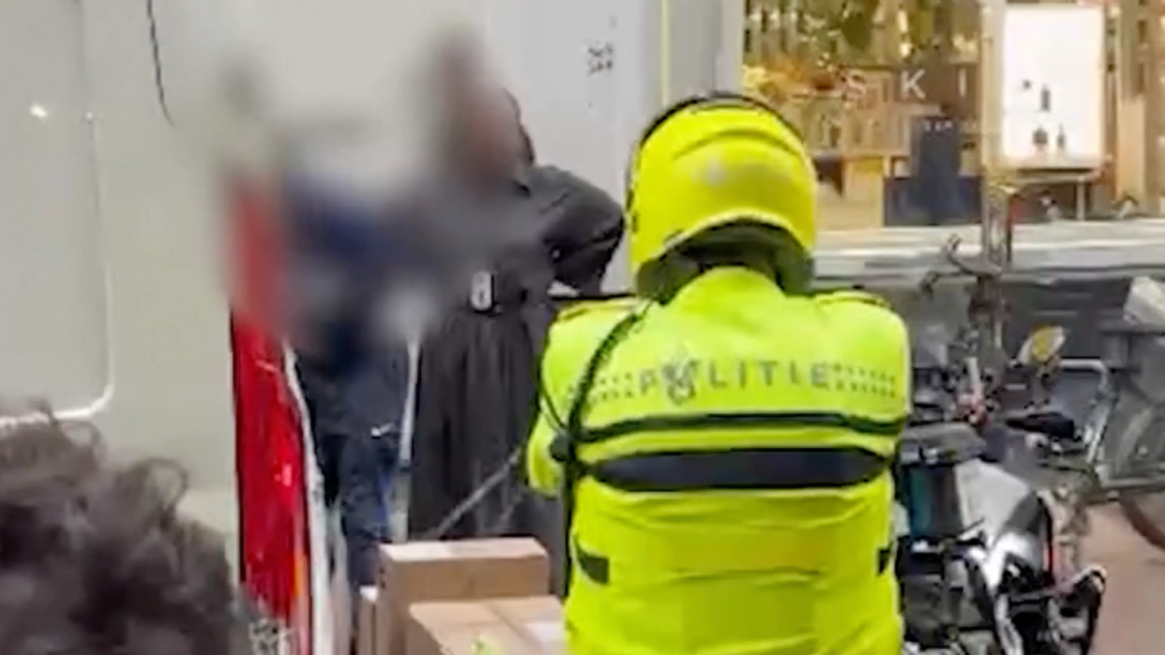 Politie reageert op incident waarbij agent stroomstootwapen gebruikte tegen pakketbezorger