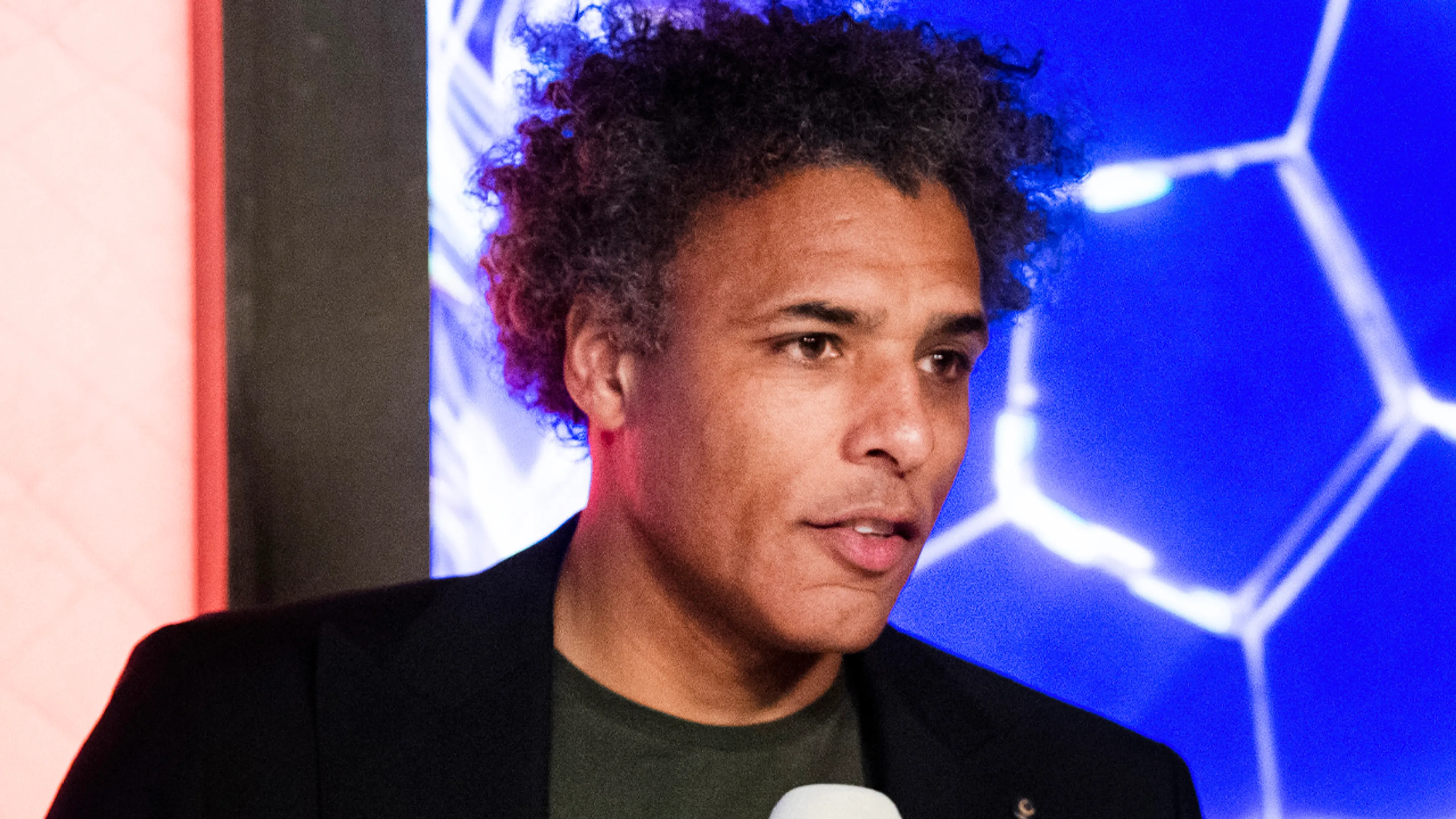 Van Hooijdonk: 'Overname is geen keuze, maar bittere noodzaak voor Feyenoord'