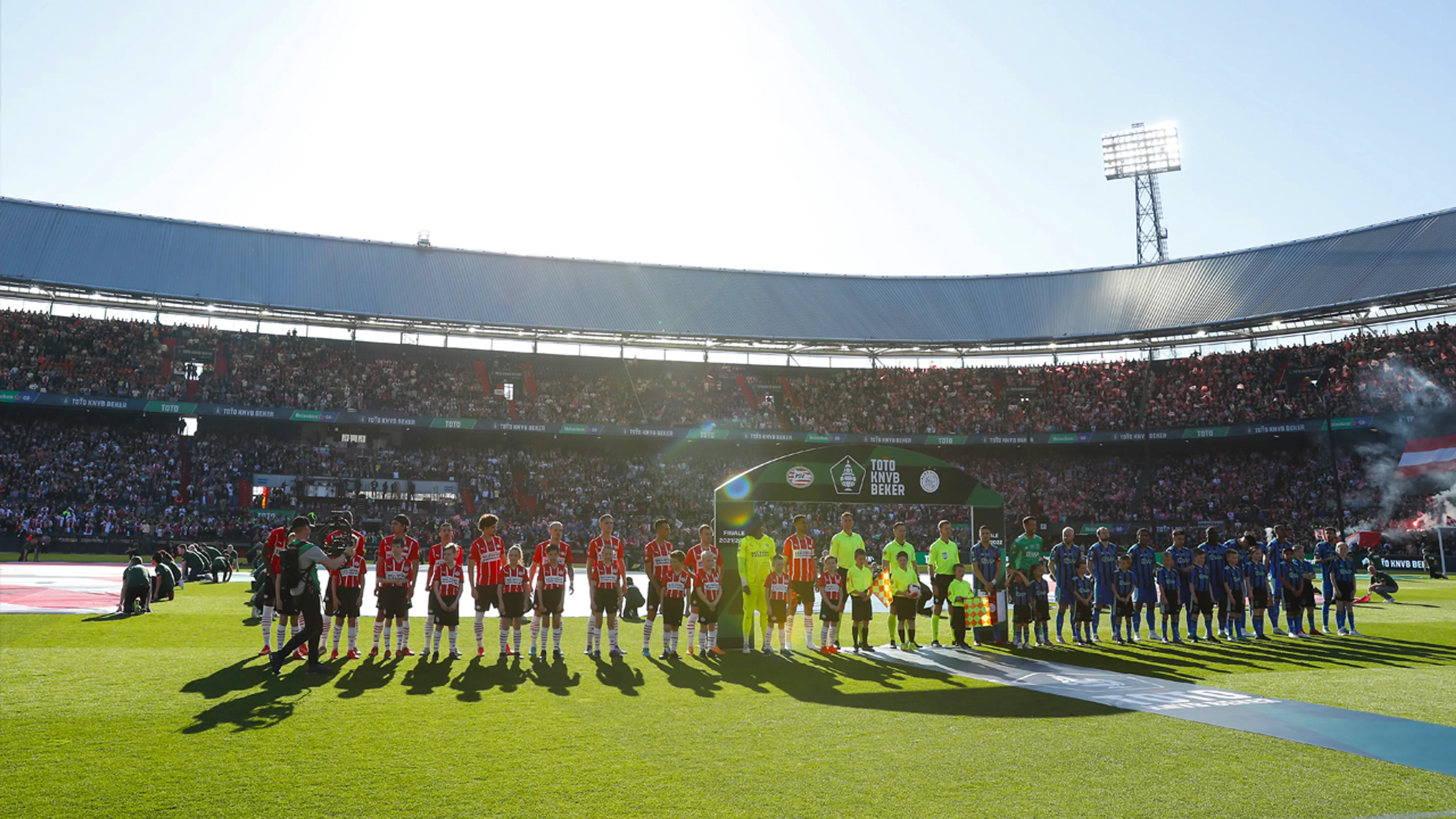 Alleen achter beide doelen netten in De Kuip bij bekerfinale