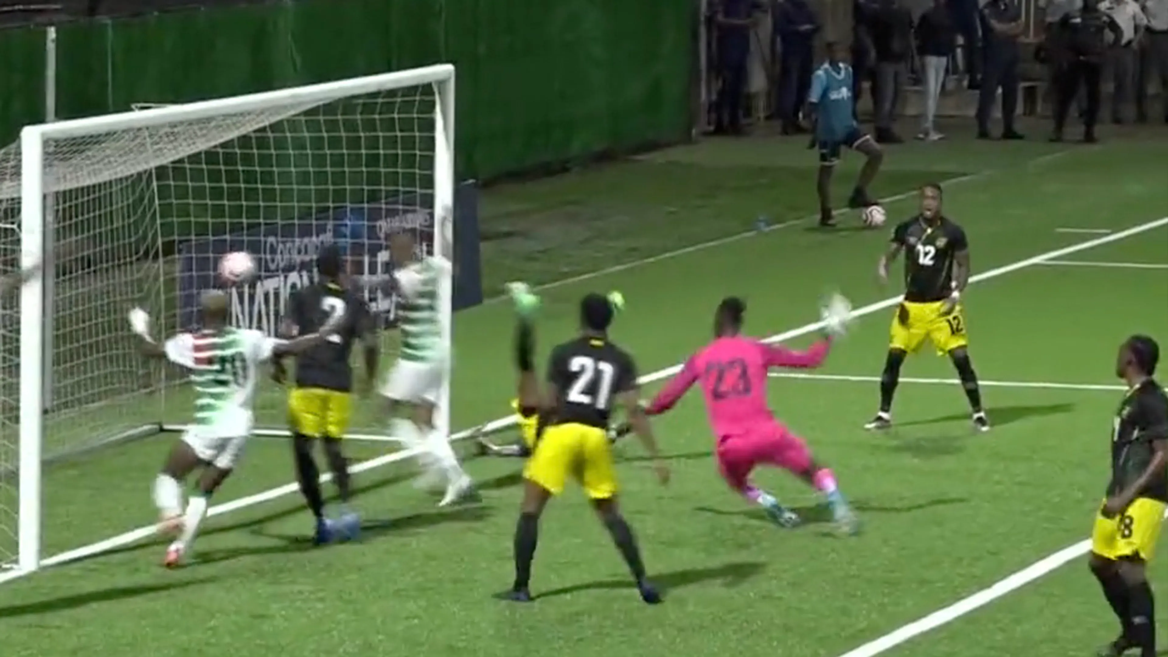 VIDEO: Suriname ontsnapt door gigantische keepersblunder Jamaica aan nederlaag