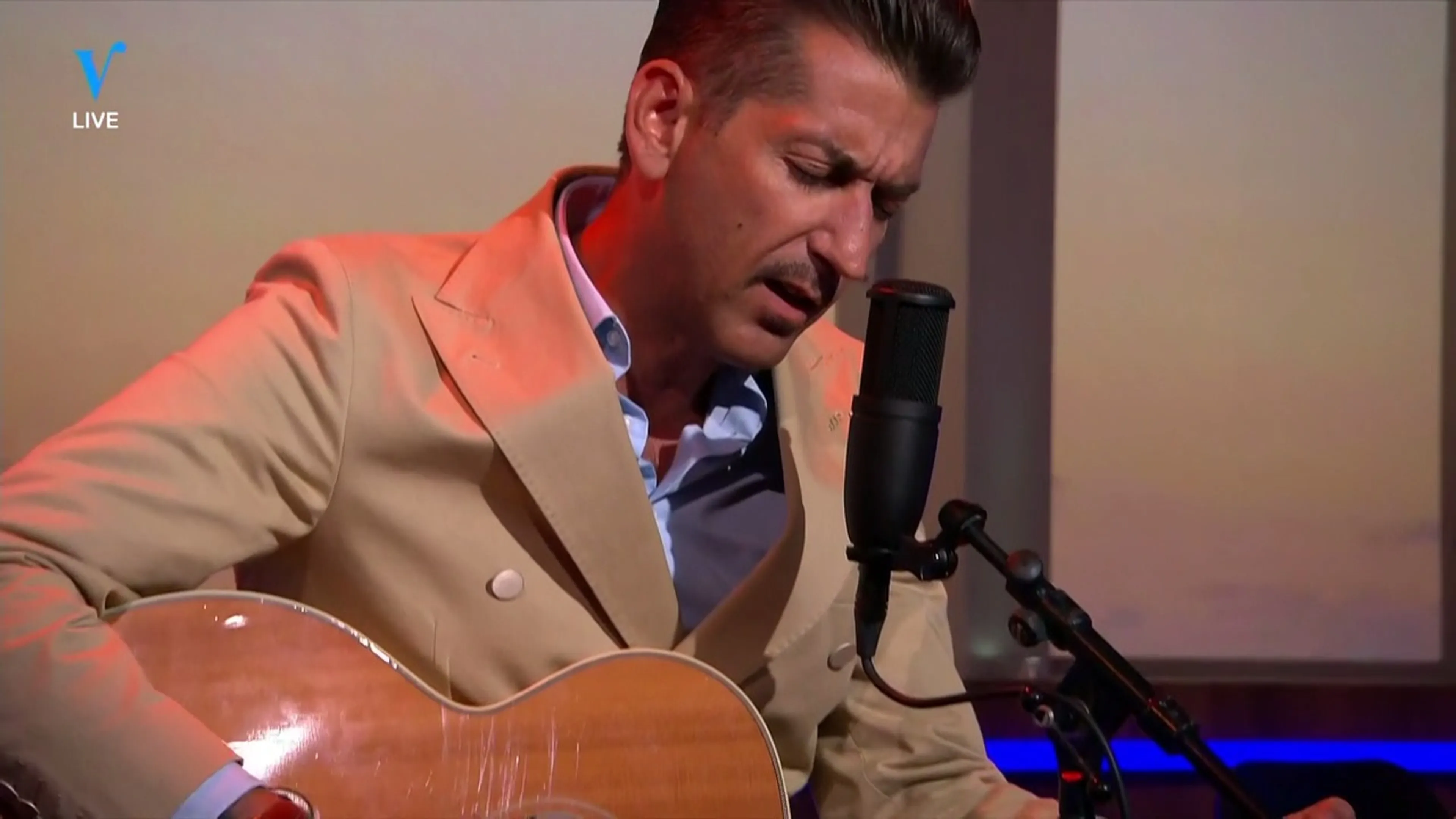 PRACHTIG! Danny Vera zingt 'Hold On To Let Go' in de studio